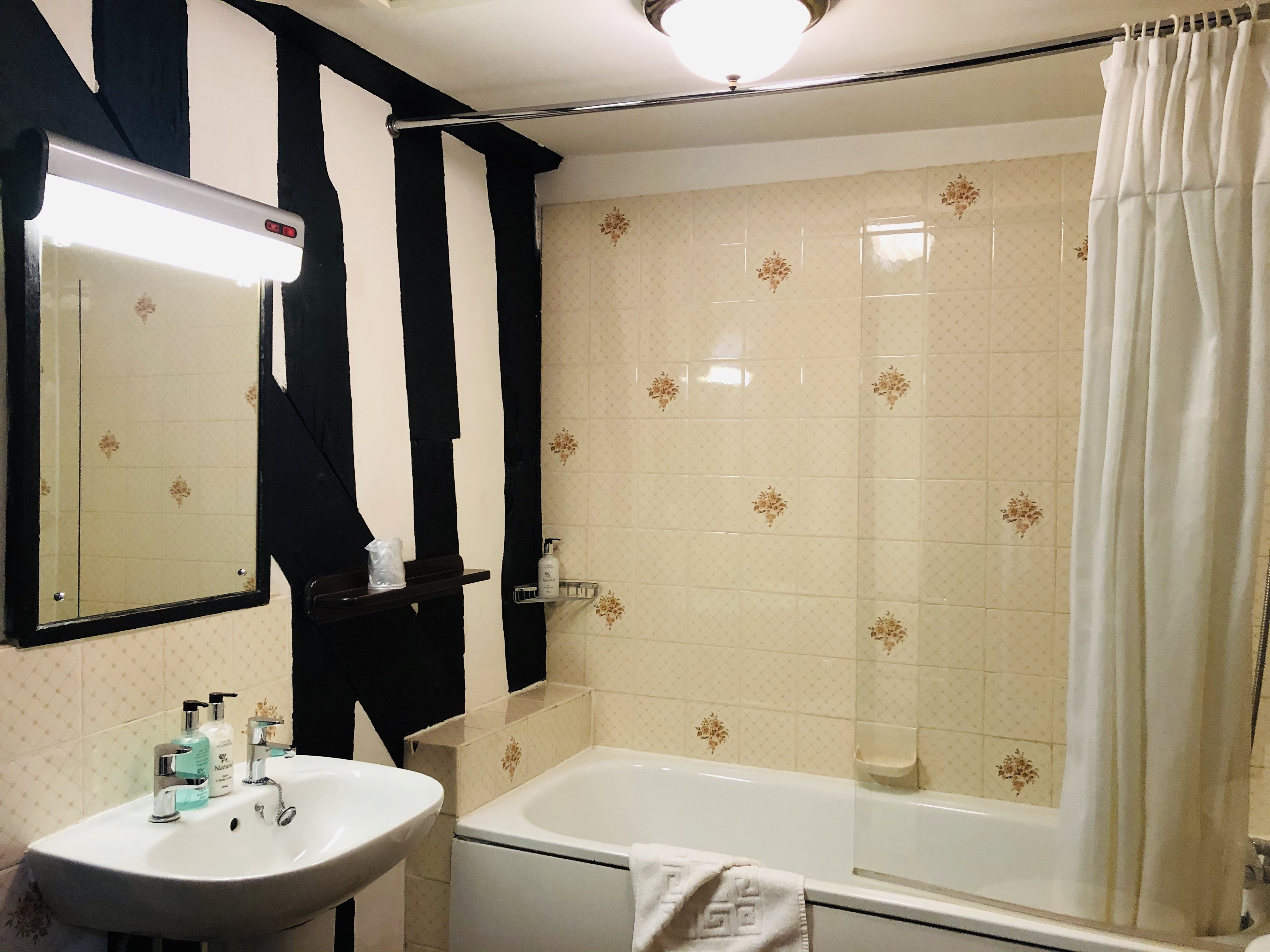 BROOK RED LION HOTEL-guestroom-Bathroom.jpg