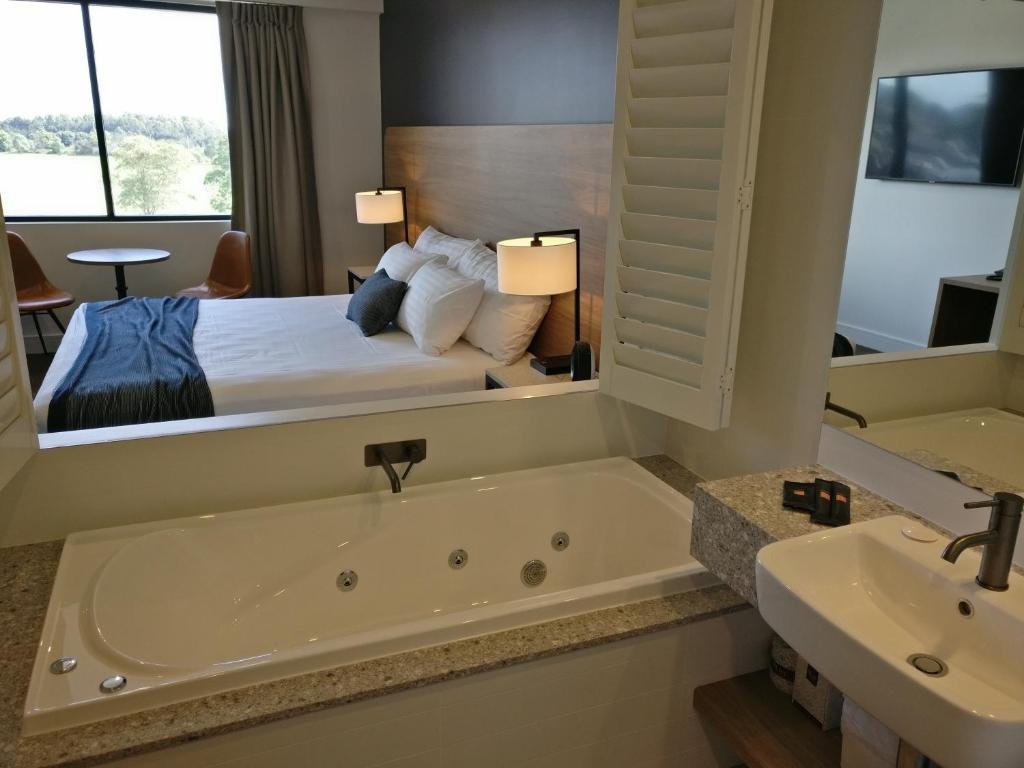 SPRINGS NEWCASTLE-guestroom-GUEST ROOM.jpg