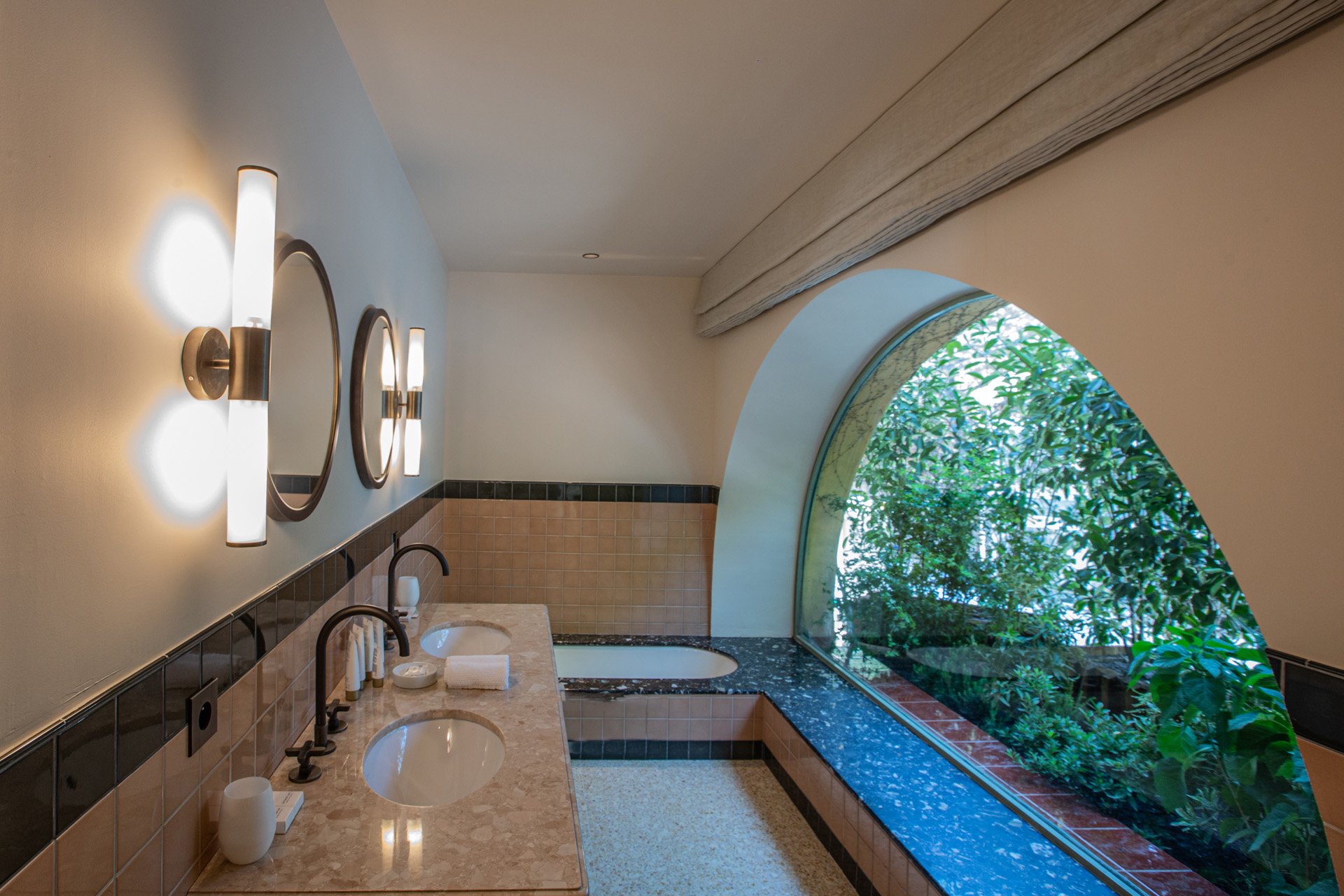 Le Pigonnet-guestroom-Villa 1726 - Bathroom.jpg