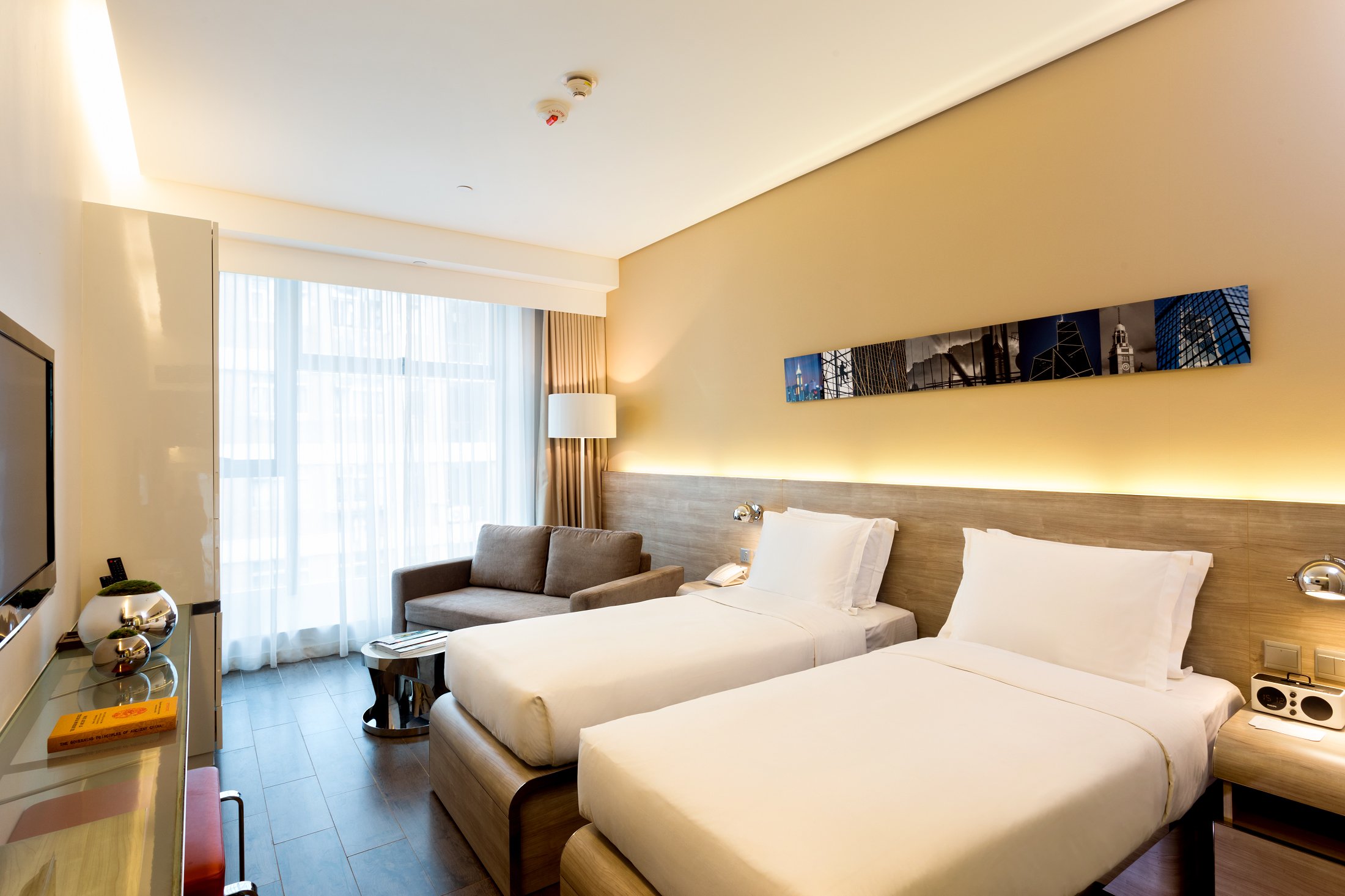 Lodgewood Mong Kok-guestroom-LW. Corner Twin Beds Room.jpg