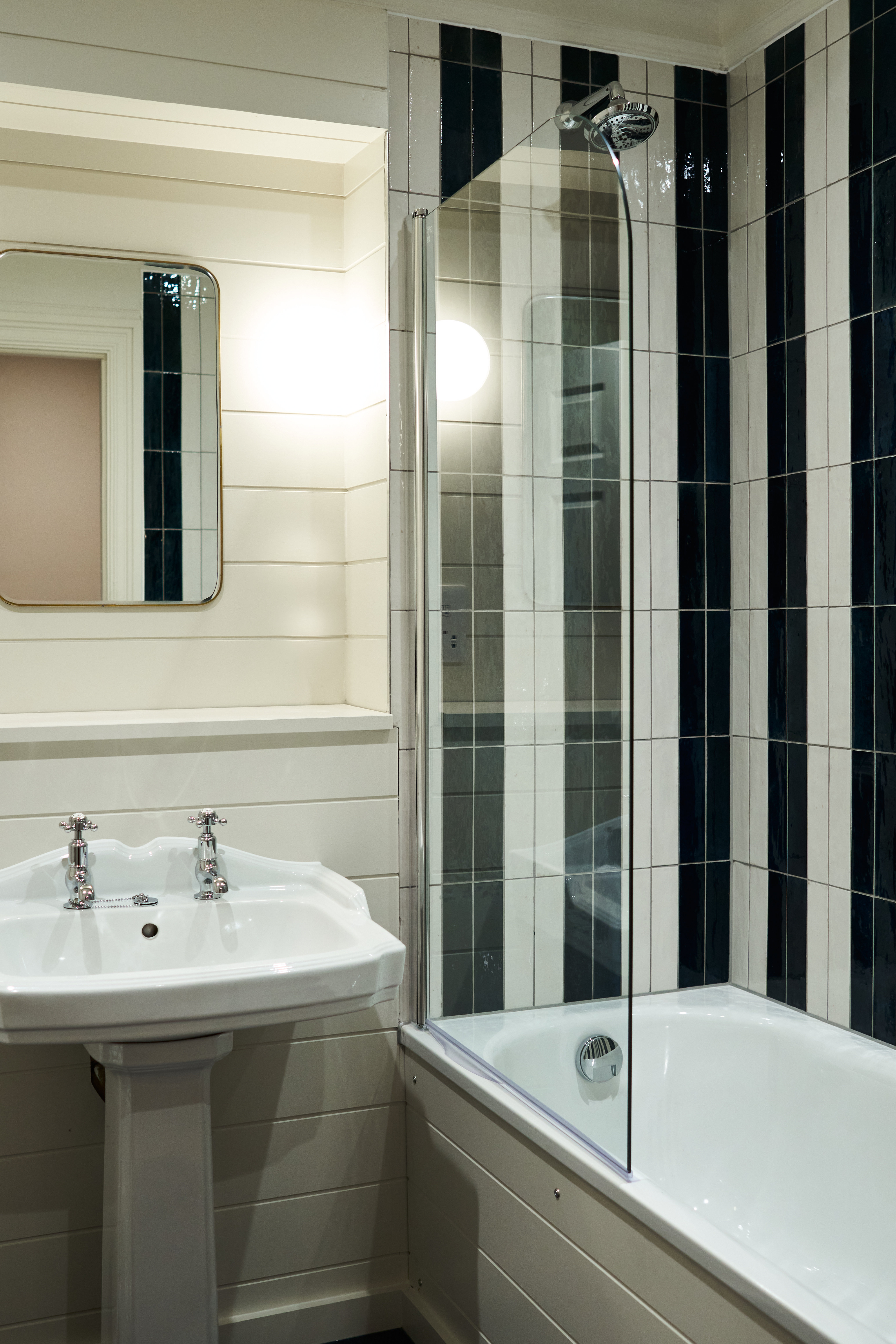 CBH MITRE HAMPTON COURT HT-guestroom-Classic Room Bathroom.jpg