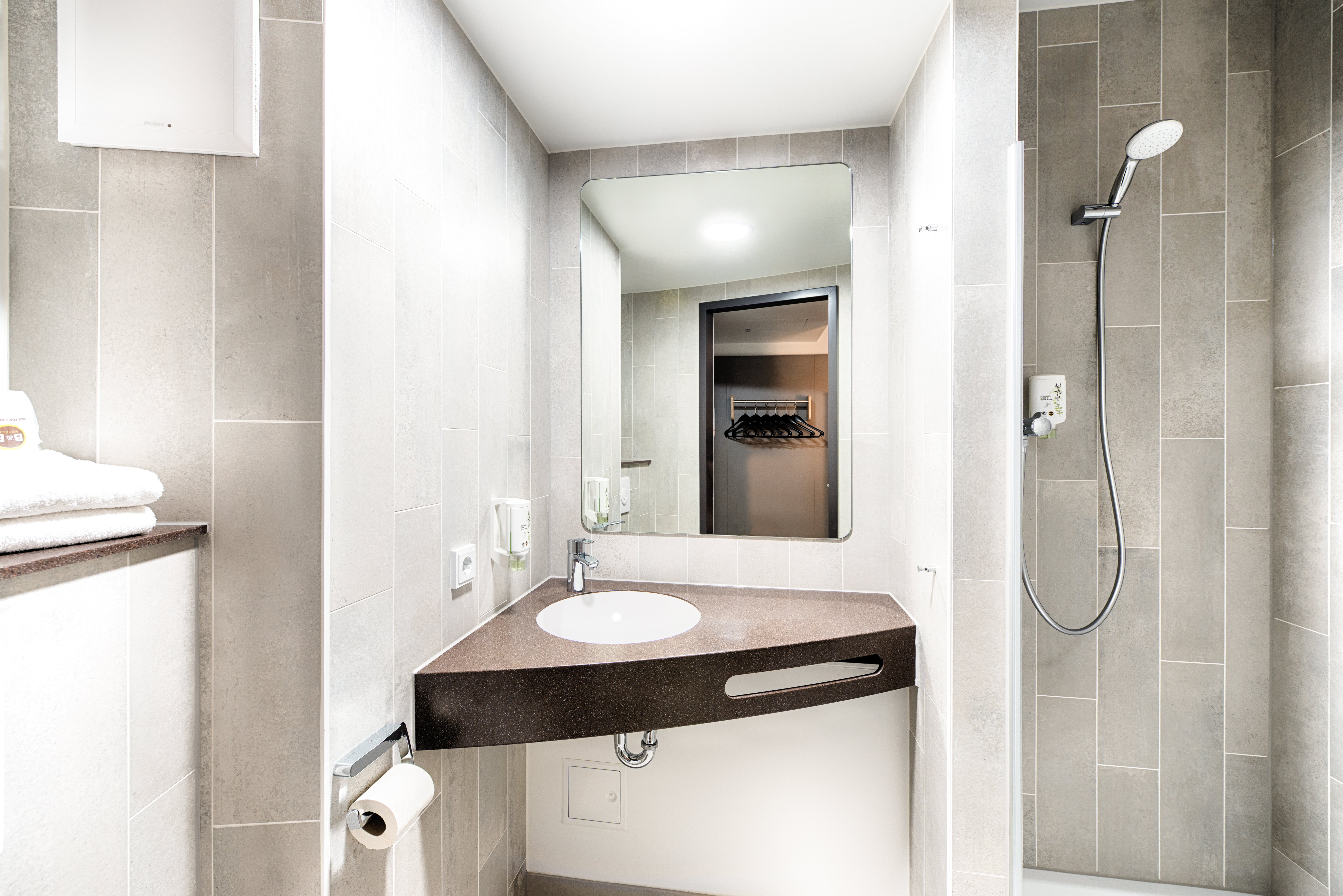 B&B HOTEL RAVENSBURG-guestroom-GUEST ROOM BATH.jpg