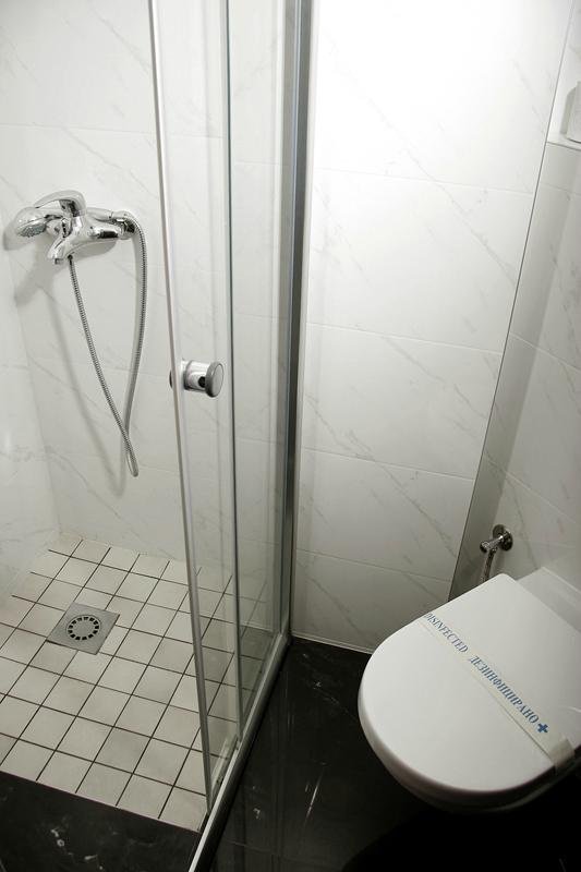 BH HOTEL HAMBURG-guestroom-GUEST BATHROOM.jpg