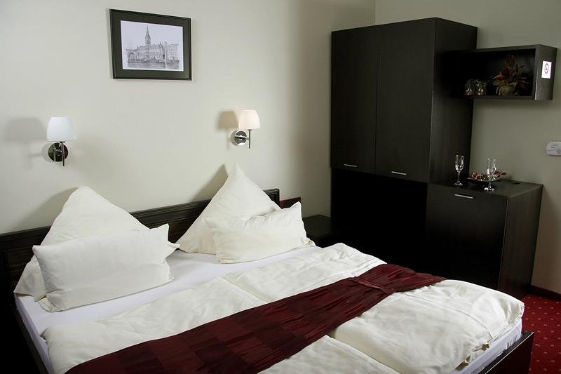 BH HOTEL HAMBURG-guestroom-GUEST ROOM.jpg