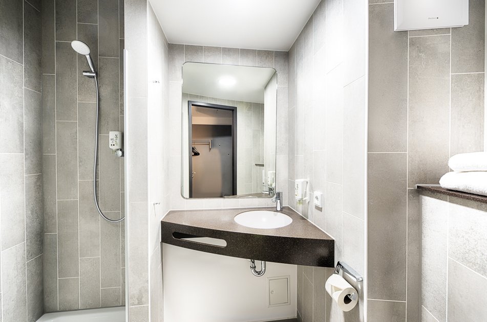 B&B HOTEL KEMPTEN-guestroom-BATHROOM.jpg