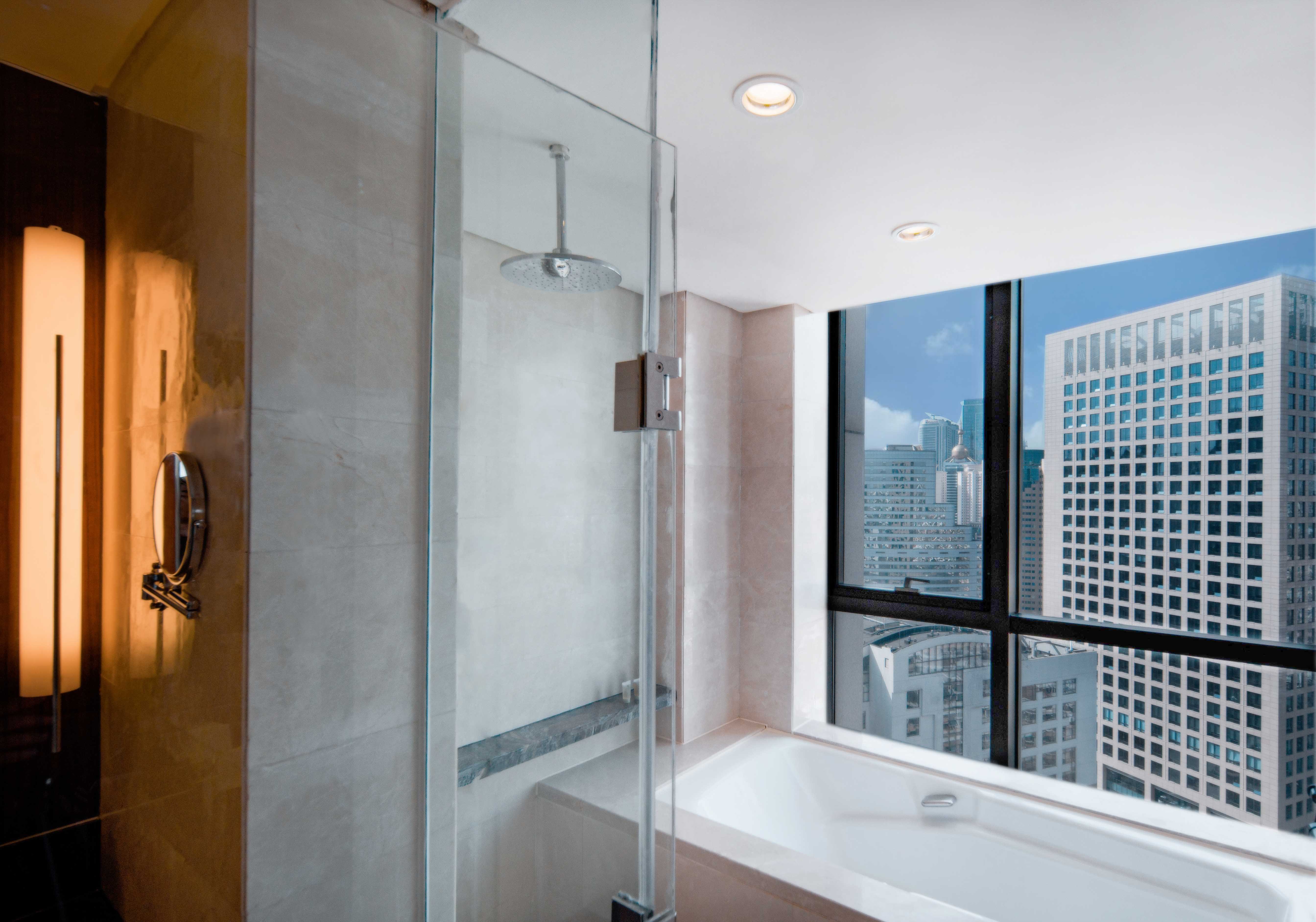 HOLIDAY INN QINGDAO CITY CTR BY IHG-guestroom-Bathroom.jpg