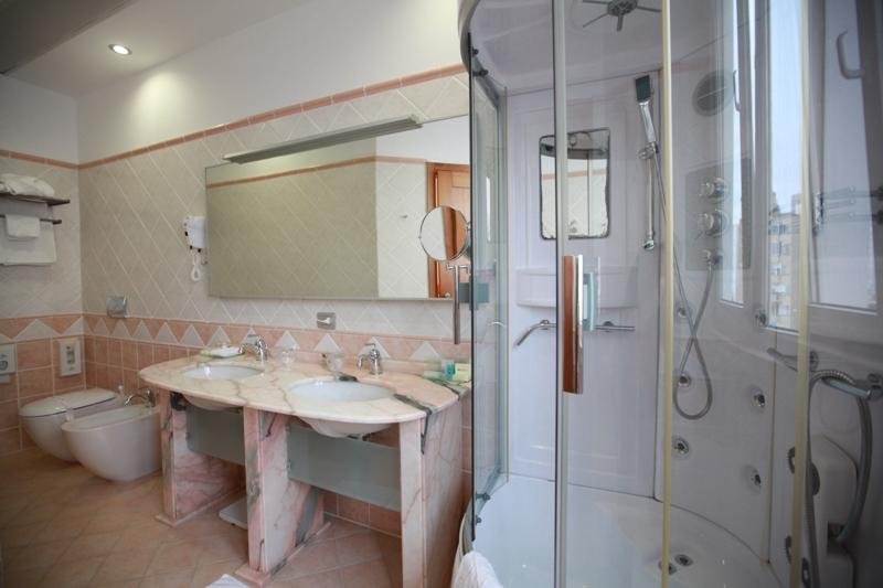 ARAGOSTA HOTEL-guestroom-GUEST BATHROOM.jpg