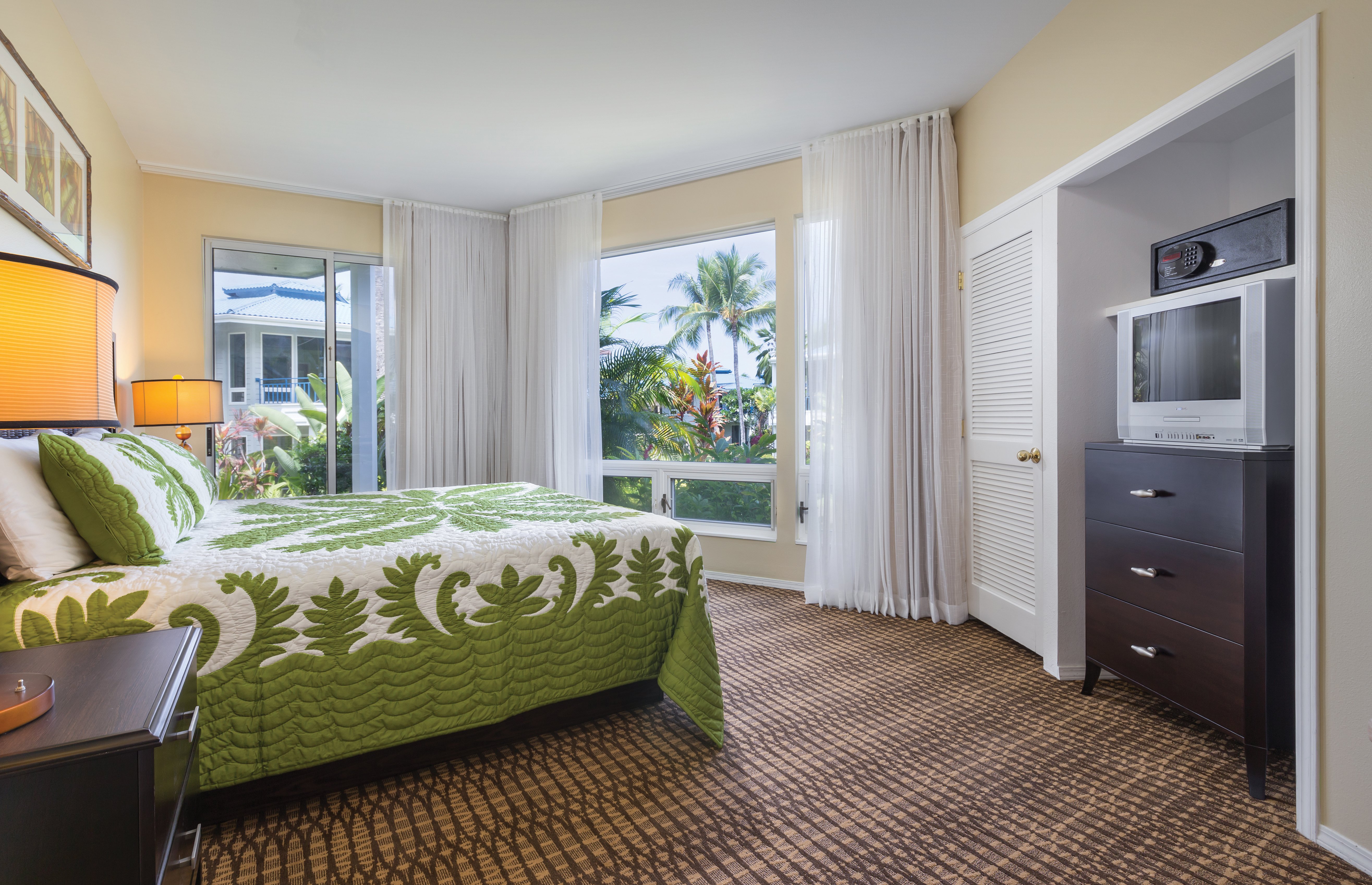 SVC HOLUA RESORT-guestroom-Bedroom - Holua Resort Mauna Loa Village.jpg