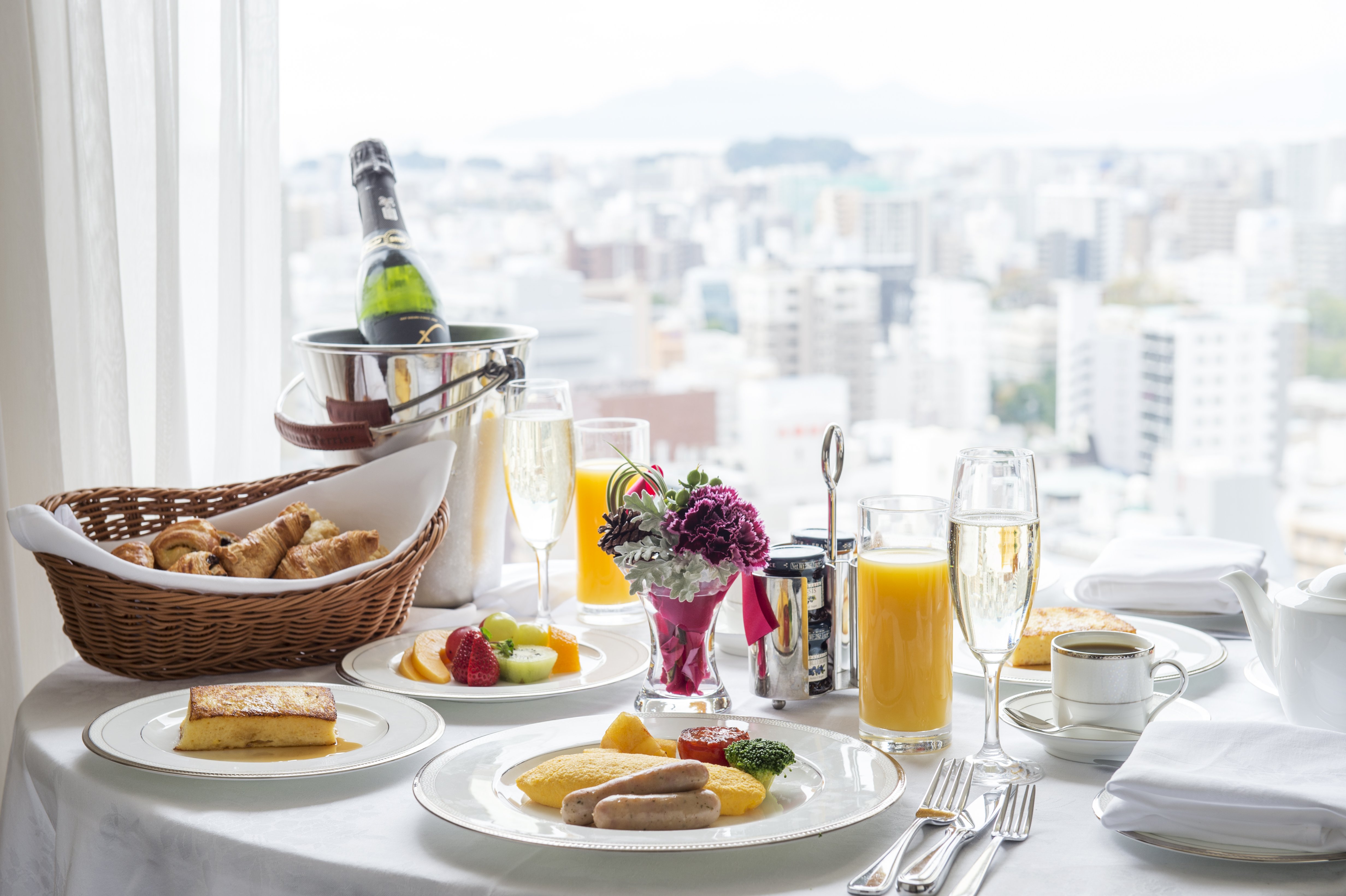 CROWNE PLAZA ANA HIROSHIMA-guestroom-Room Service.jpg