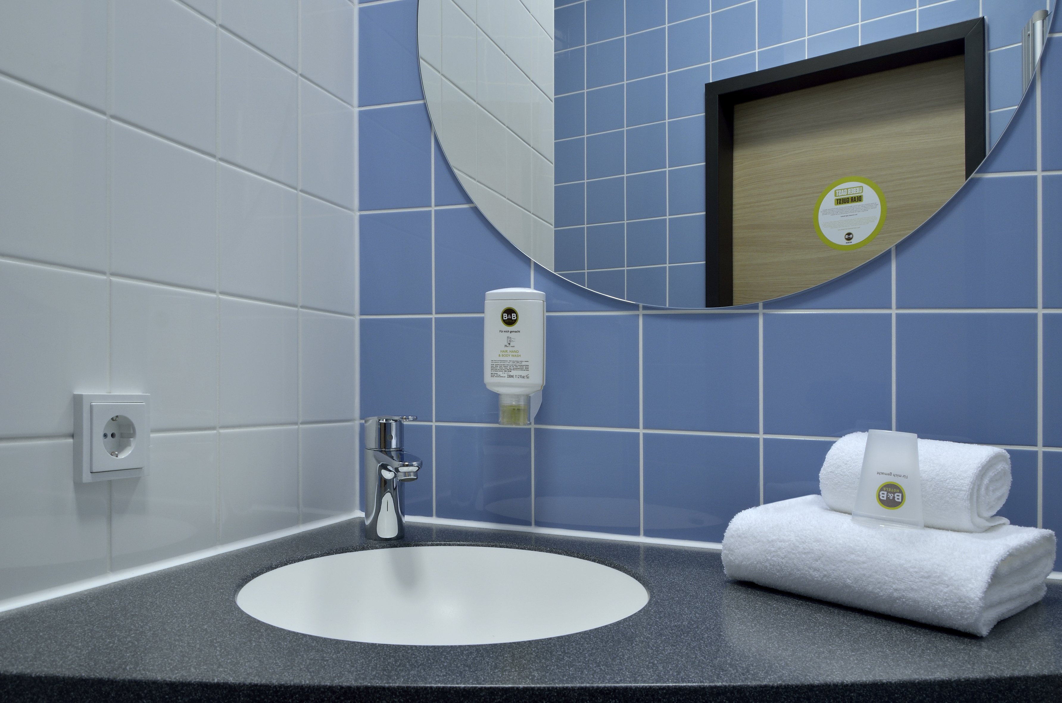 B&B HOTEL ERFURT-HBF-guestroom-GUEST ROOM BATH.jpg