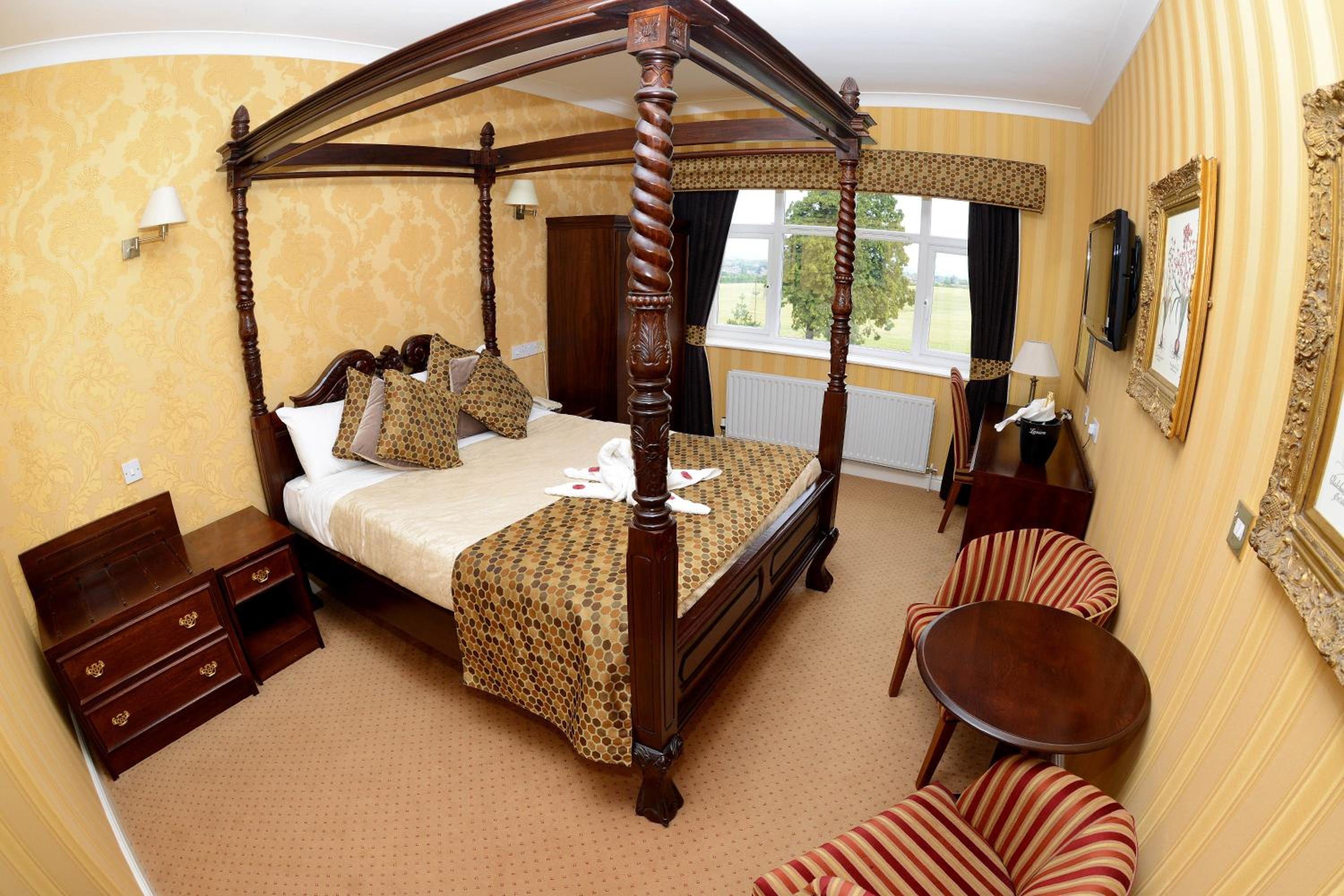 Buckatree Hall-guestroom-Penthouse Suite, Feature Room – 4 Poster.jpg