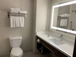  - Holiday Inn Express Woodland Hills - US 101, Exit 27