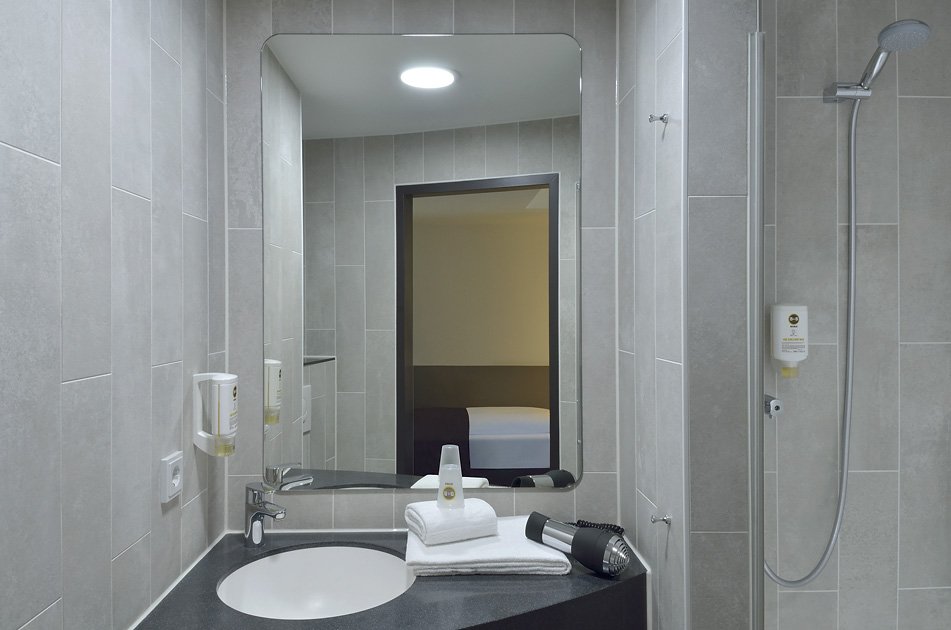 B&B HOTEL MANNHEIM-NEUOSTHEIM-guestroom-GUEST ROOM BATH.jpg