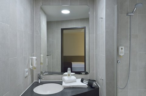 GUEST ROOM BATH