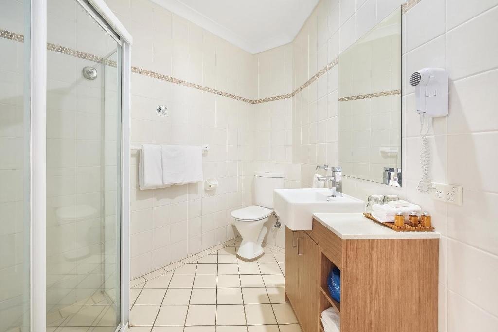Terrigal Sails-guestroom-GUEST ROOM.jpg