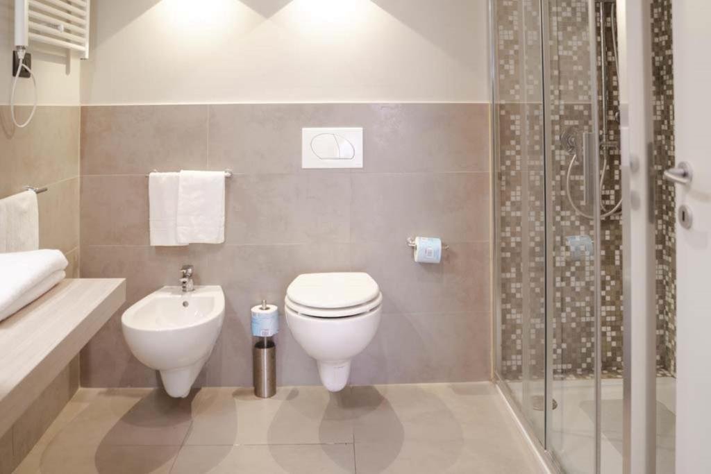 HOTEL DE VILLE-guestroom-GUEST DELUXE ROOM BATHROOM.jpg