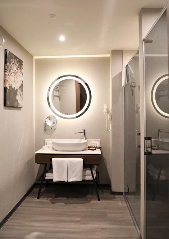 LIMAK LUXURY HOTEL SKOPJE-guestroom-GUEST BATHROOM.jpg