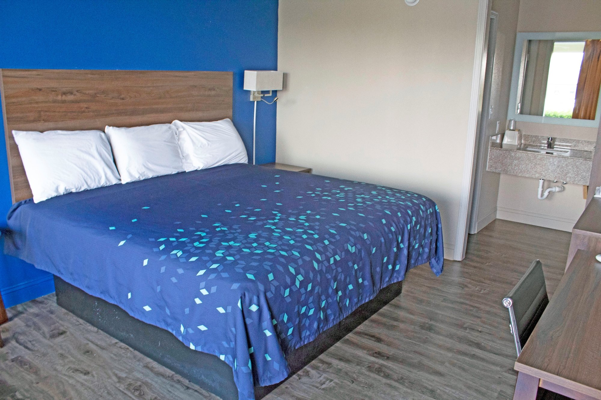 SCOTTISH INNS COMMERCE-guestroom-SGACO King.jpg