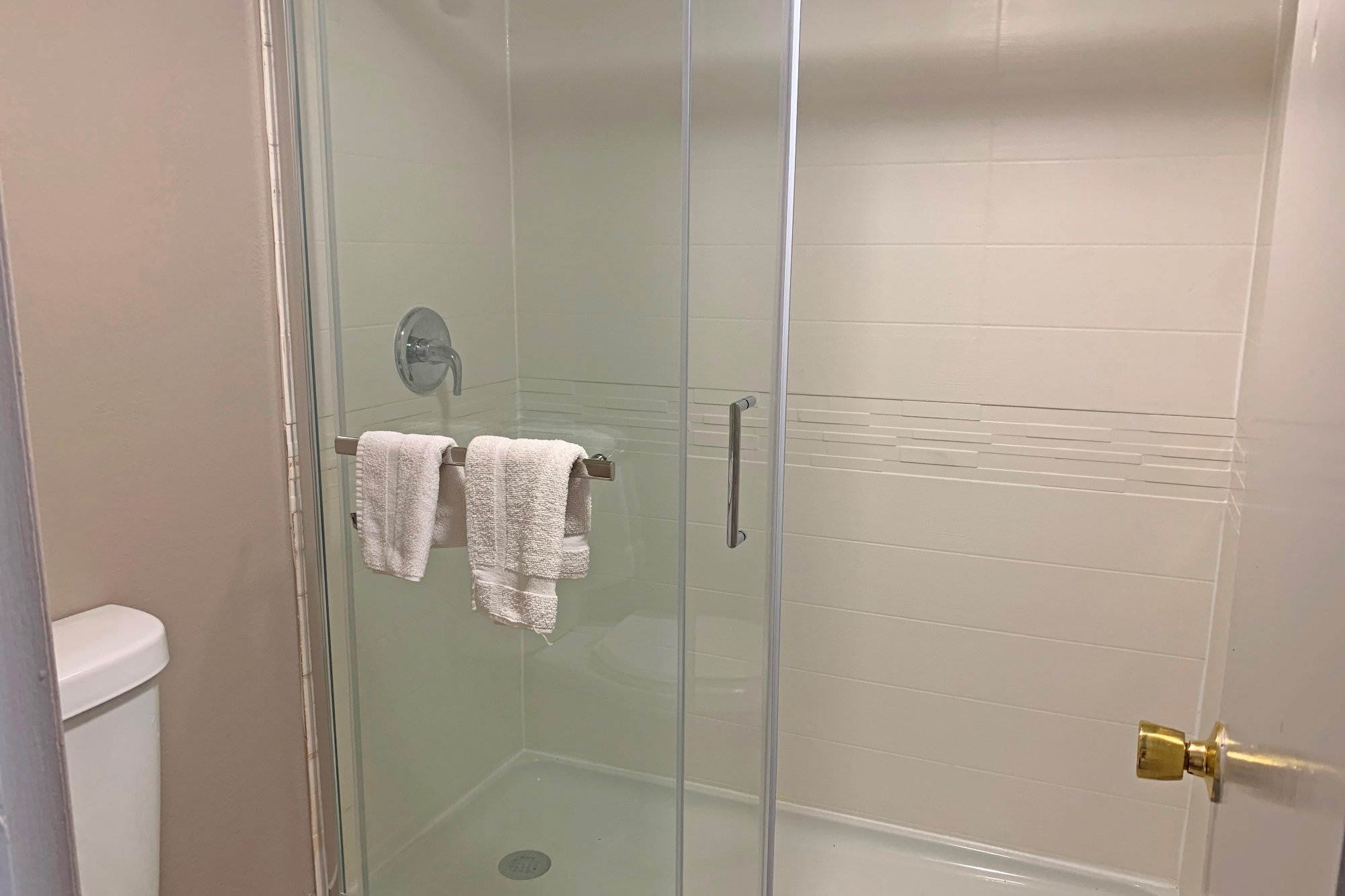 SCOTTISH INNS COMMERCE-guestroom-SGACO Bathroom.jpg