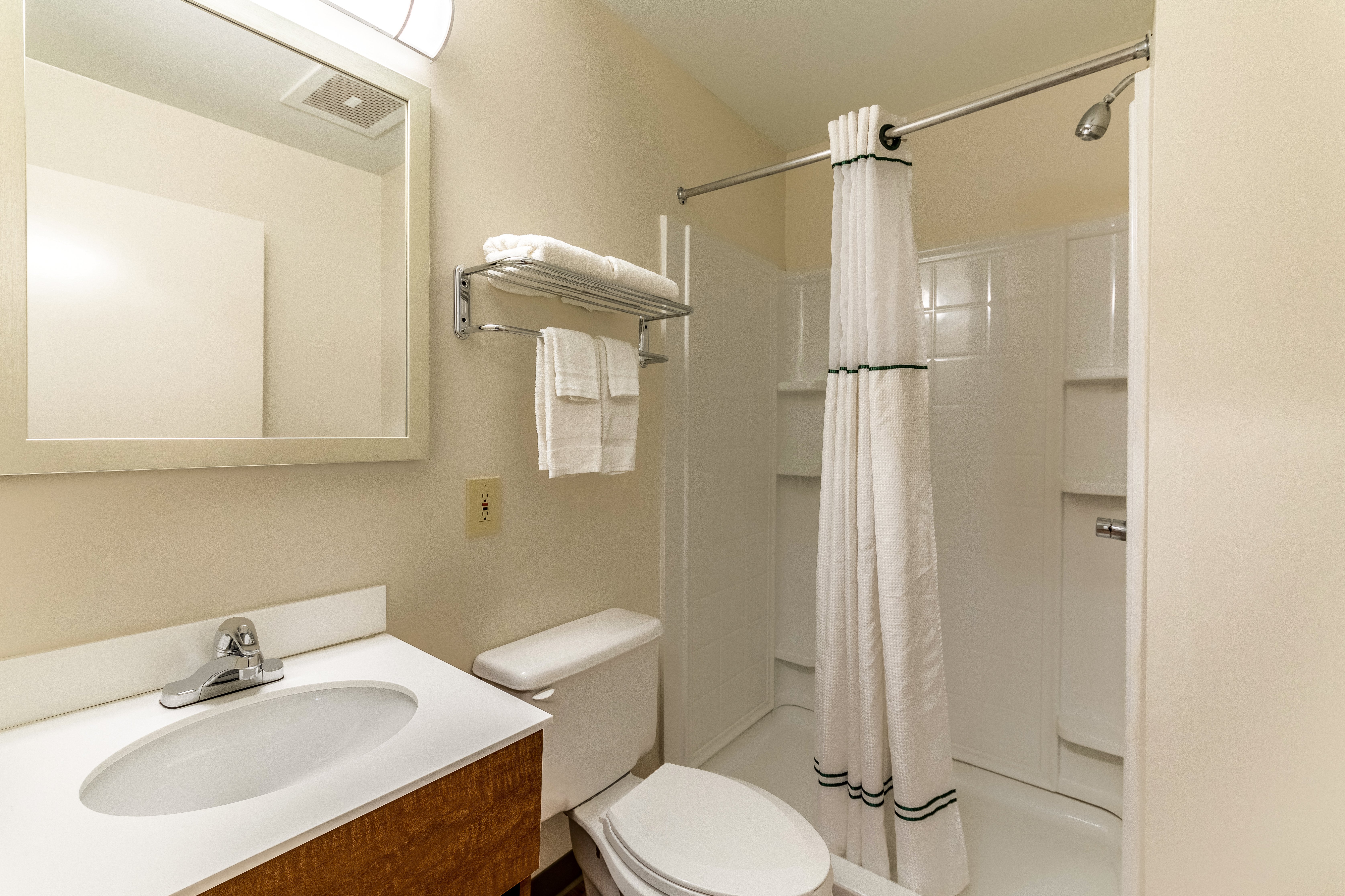 HOMETOWNE ATLANTA LAWRENCVILLE-guestroom-Bathroom.jpg
