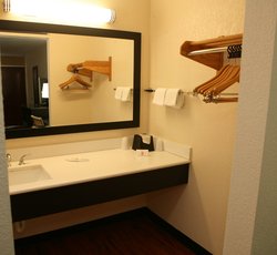  - Red Roof Inn & Suites Cave City - I-65, Exit 53