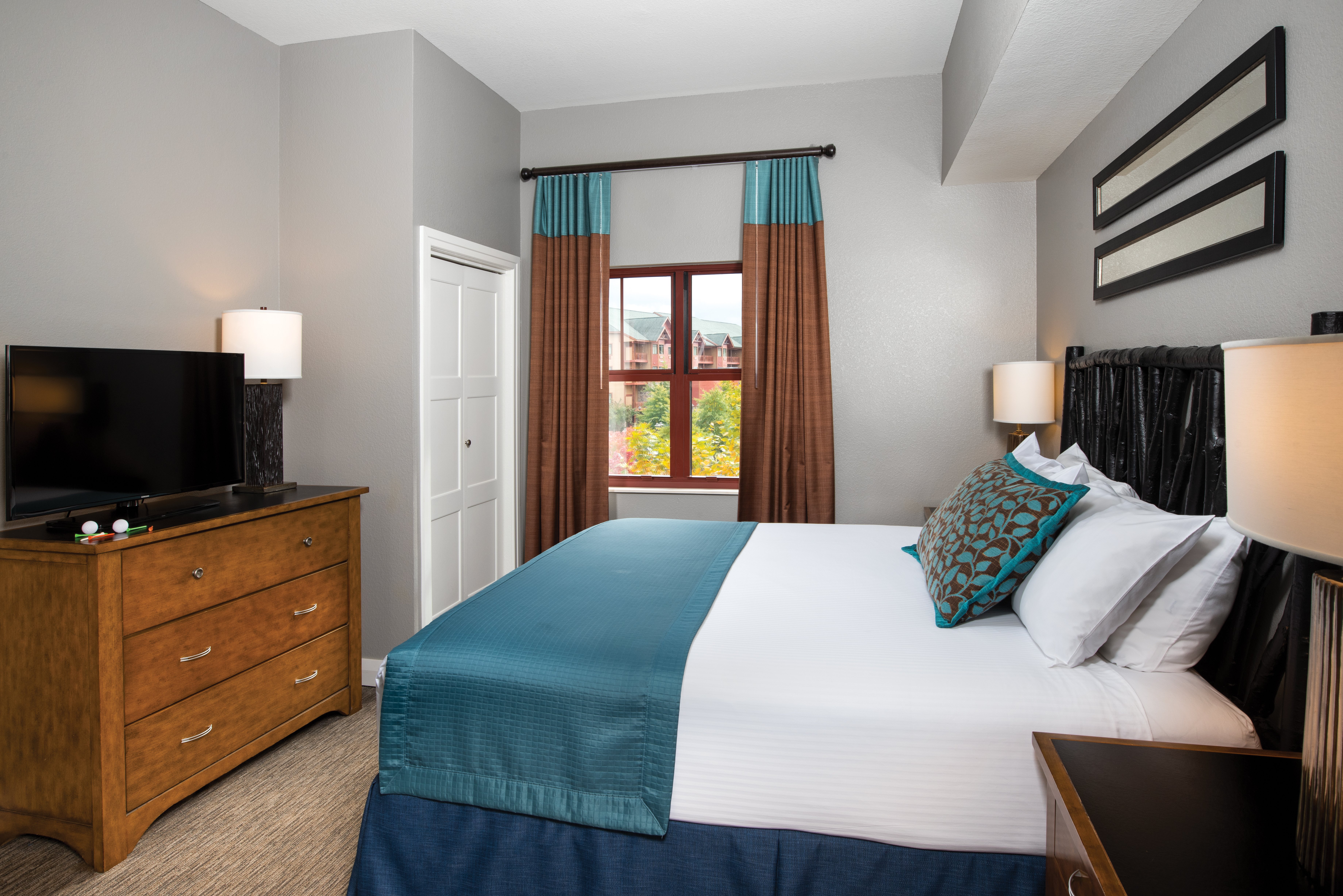 CW GREAT SMOKIES LODGE-guestroom-Bedroom - Great Smokies Lodge.jpg