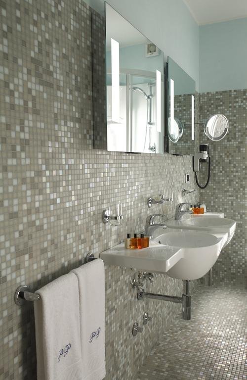 HOTEL PALAZZO PAPALEO - OTRANTO-guestroom-GUEST BATHROOM.jpg