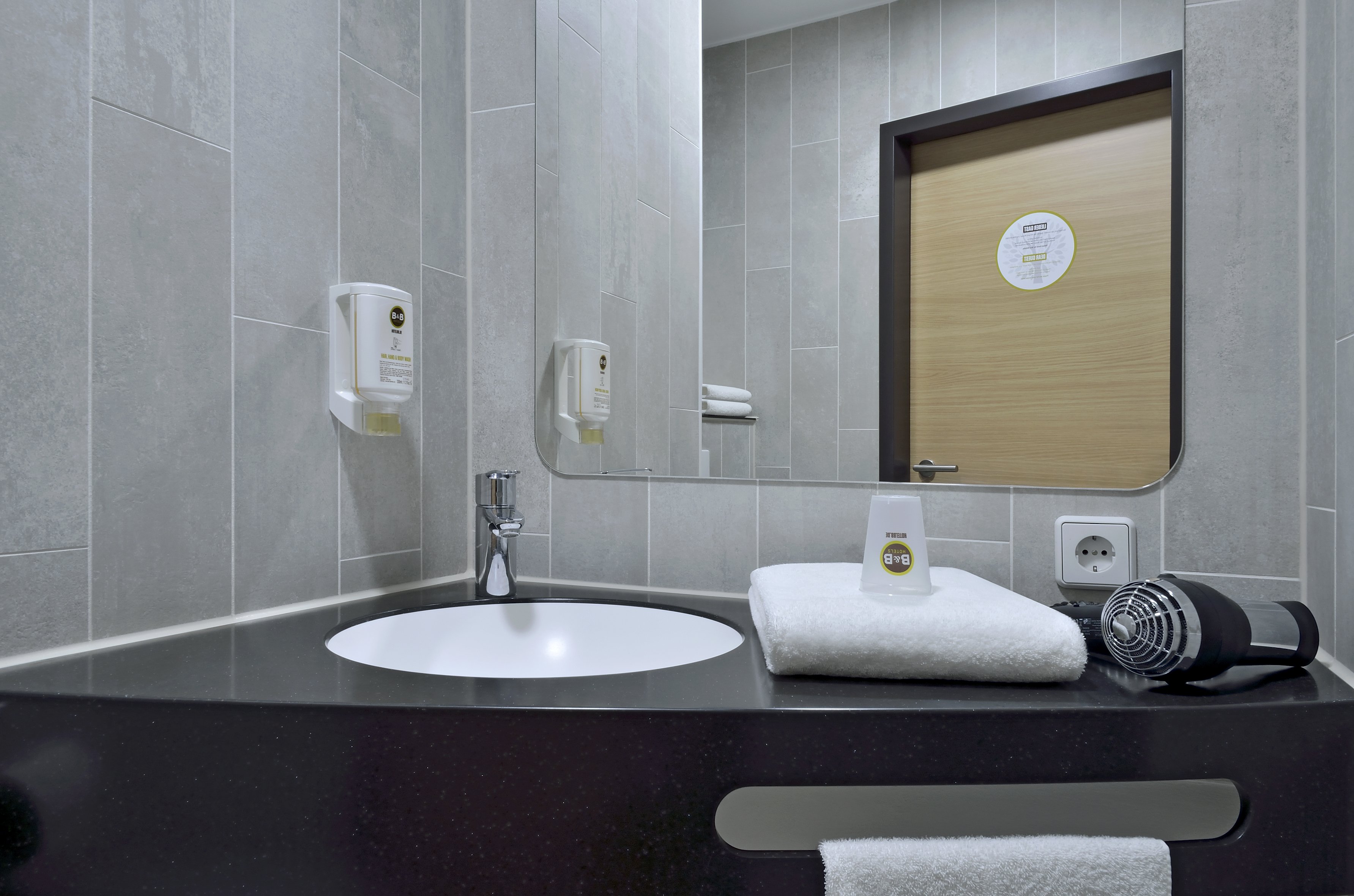 B&B HOTEL WIEN HBF-guestroom-Guest Room Bath.jpg