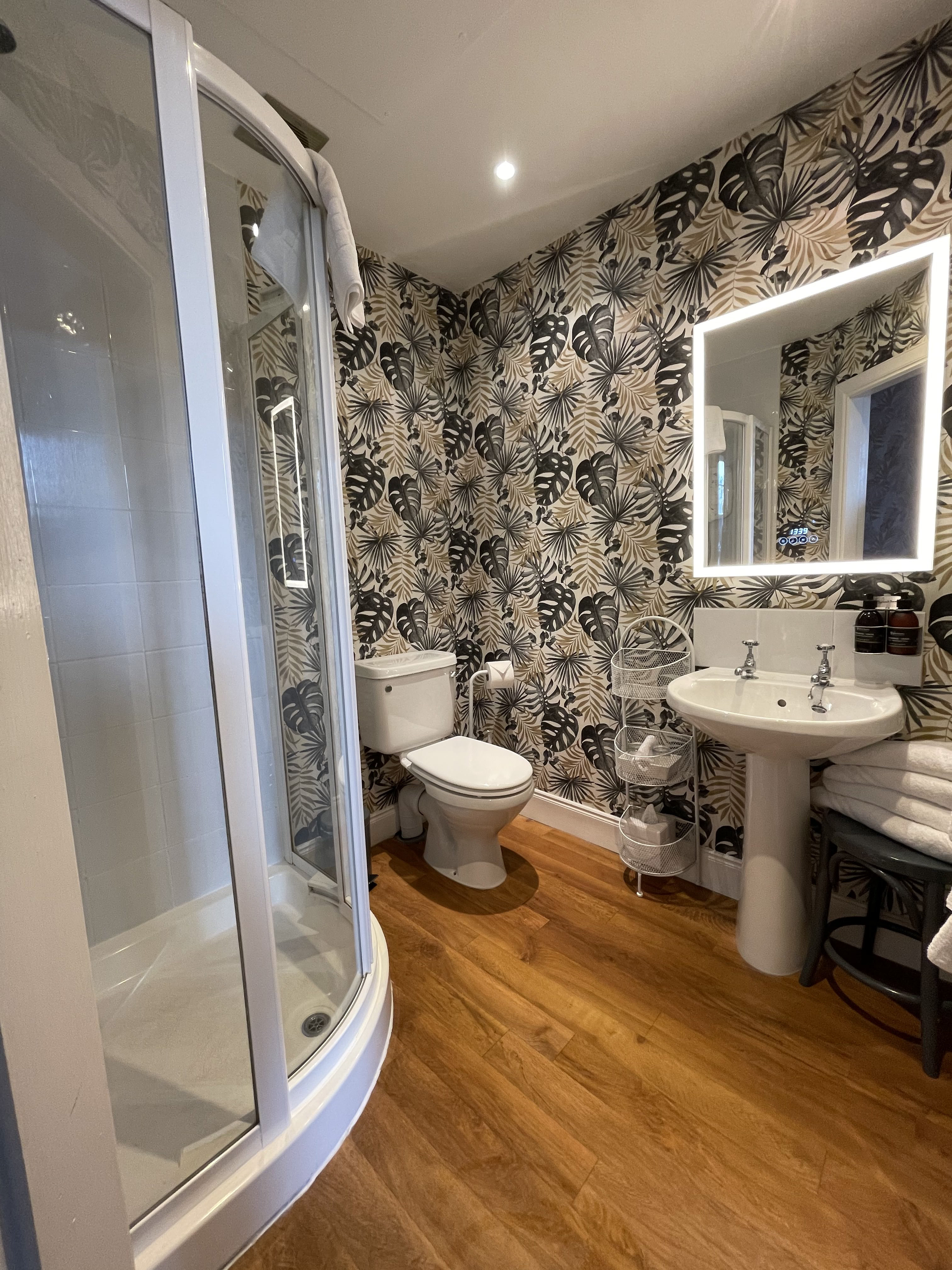 THE ATHOLL ARMS HOTEL-guestroom-Riverside Bathroom.jpg