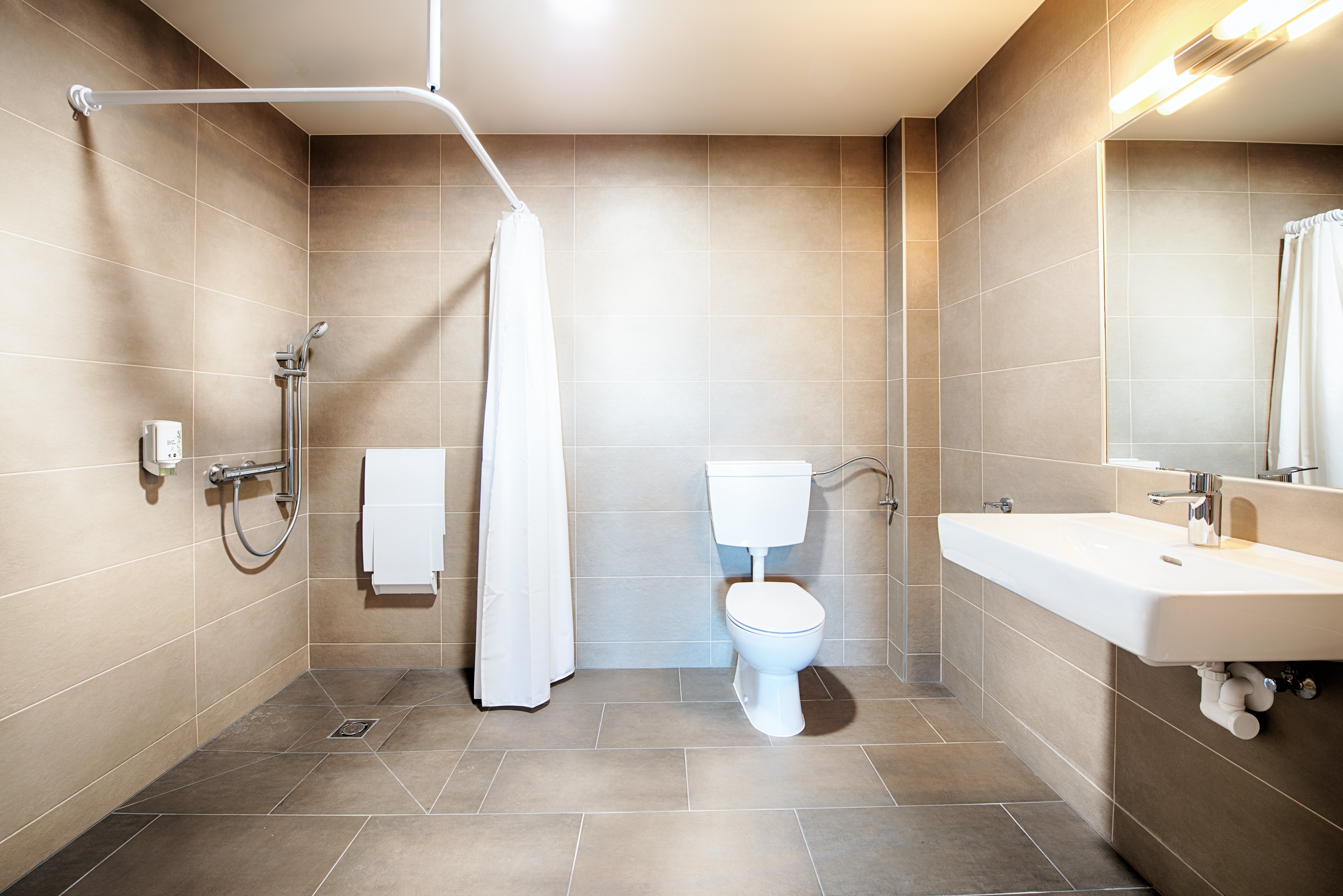 B&B HOTEL GRAZ HBF-guestroom-GUEST ROOM BATH.jpg