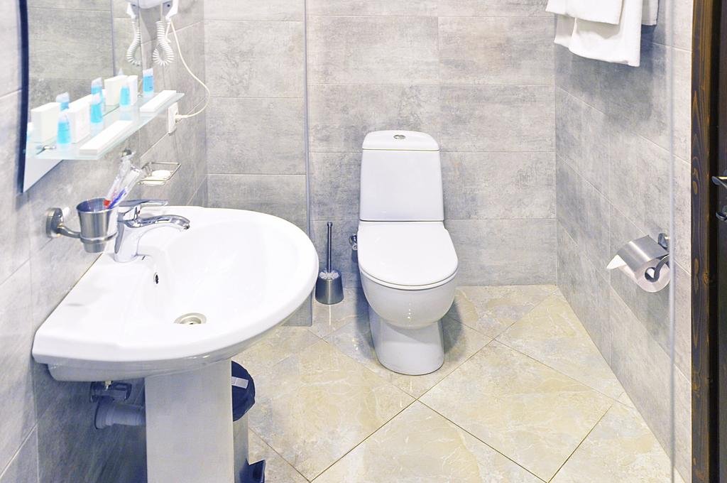 GREMI HOTEL-guestroom-GUEST BATHROOM.jpg