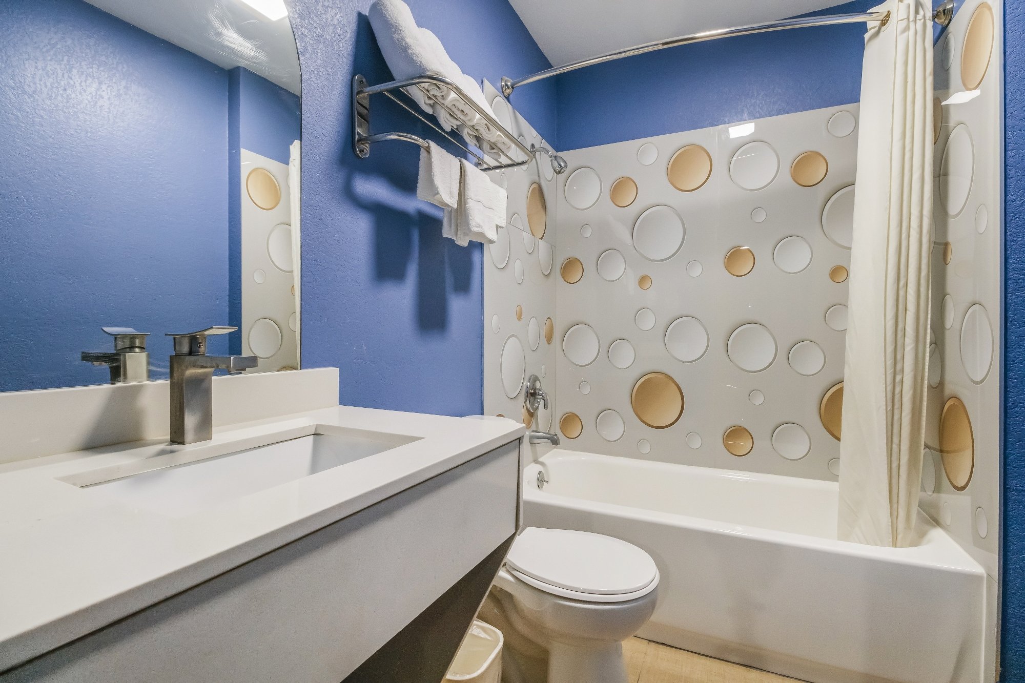 SCOTTISH INNS CARROLLTON TX-guestroom-STXCA Bathroom.jpg