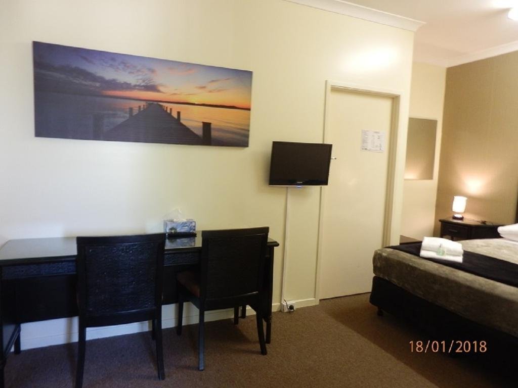 FLYING SPUR MOTEL-guestroom-GUEST ROOM.jpg