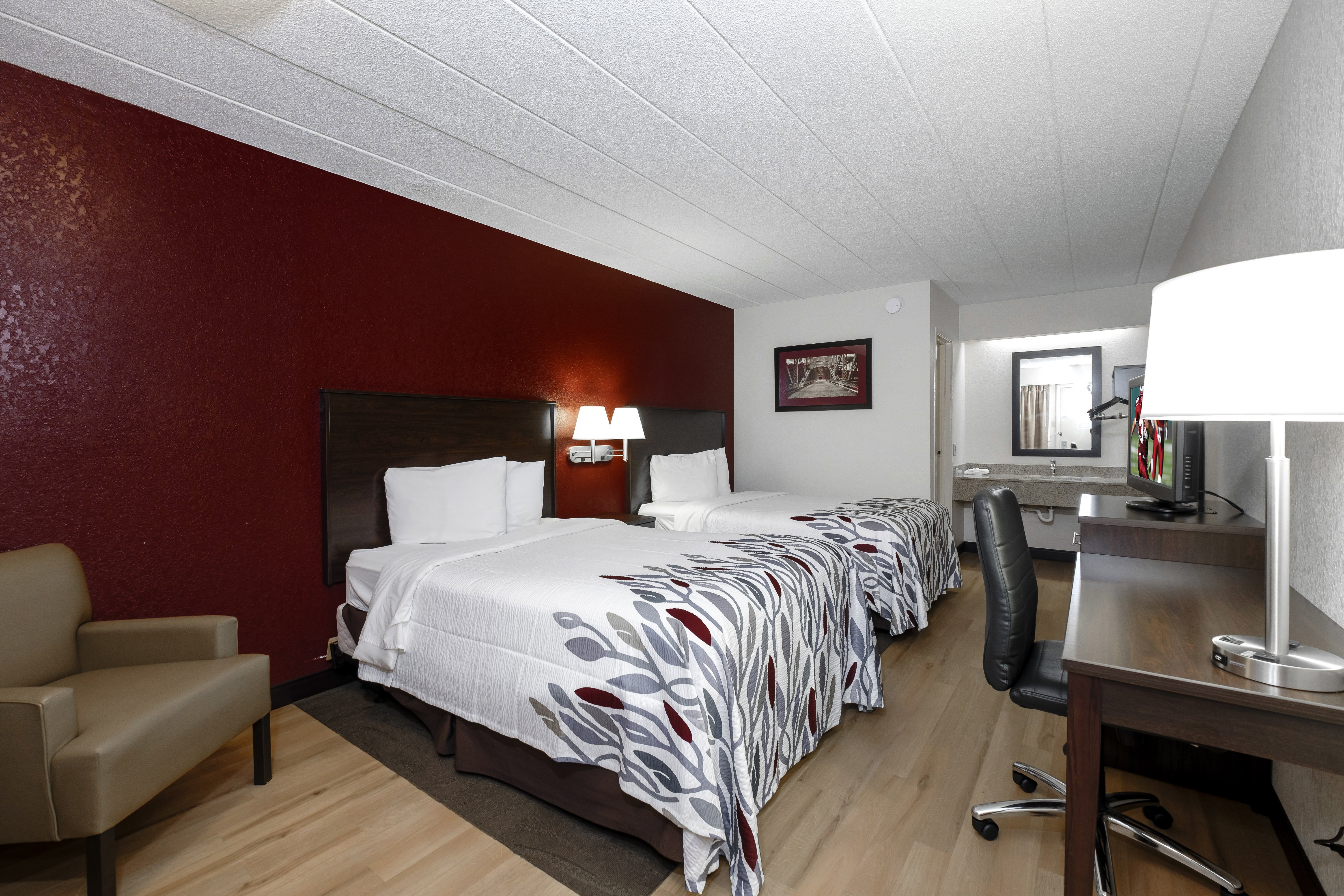 RED ROOF CHICAGO-OHARE AIRPORT-guestroom-Deluxe Full Beds.jpg