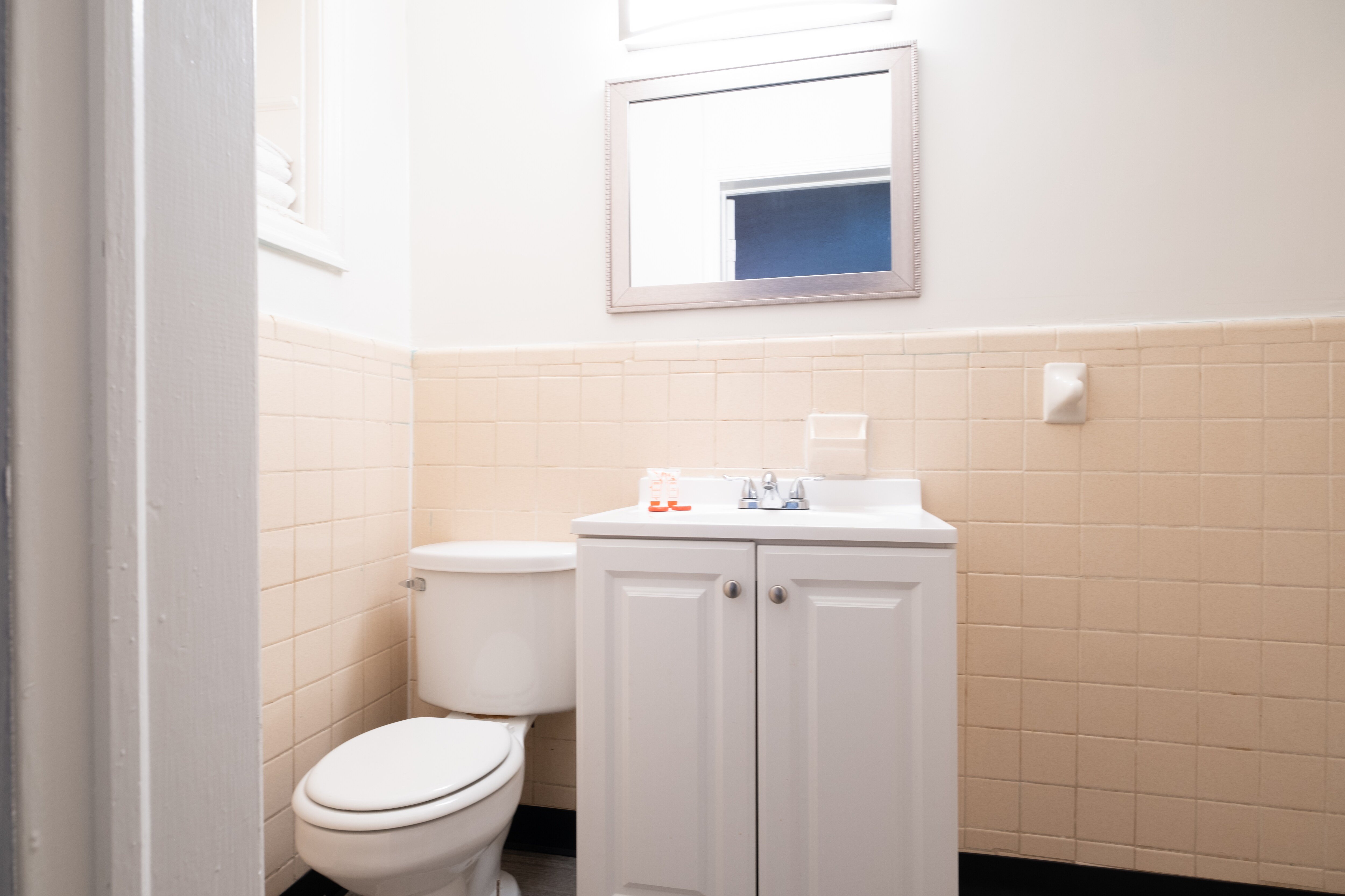 HOTEL O JONESBORO-guestroom-Washroom.jpg