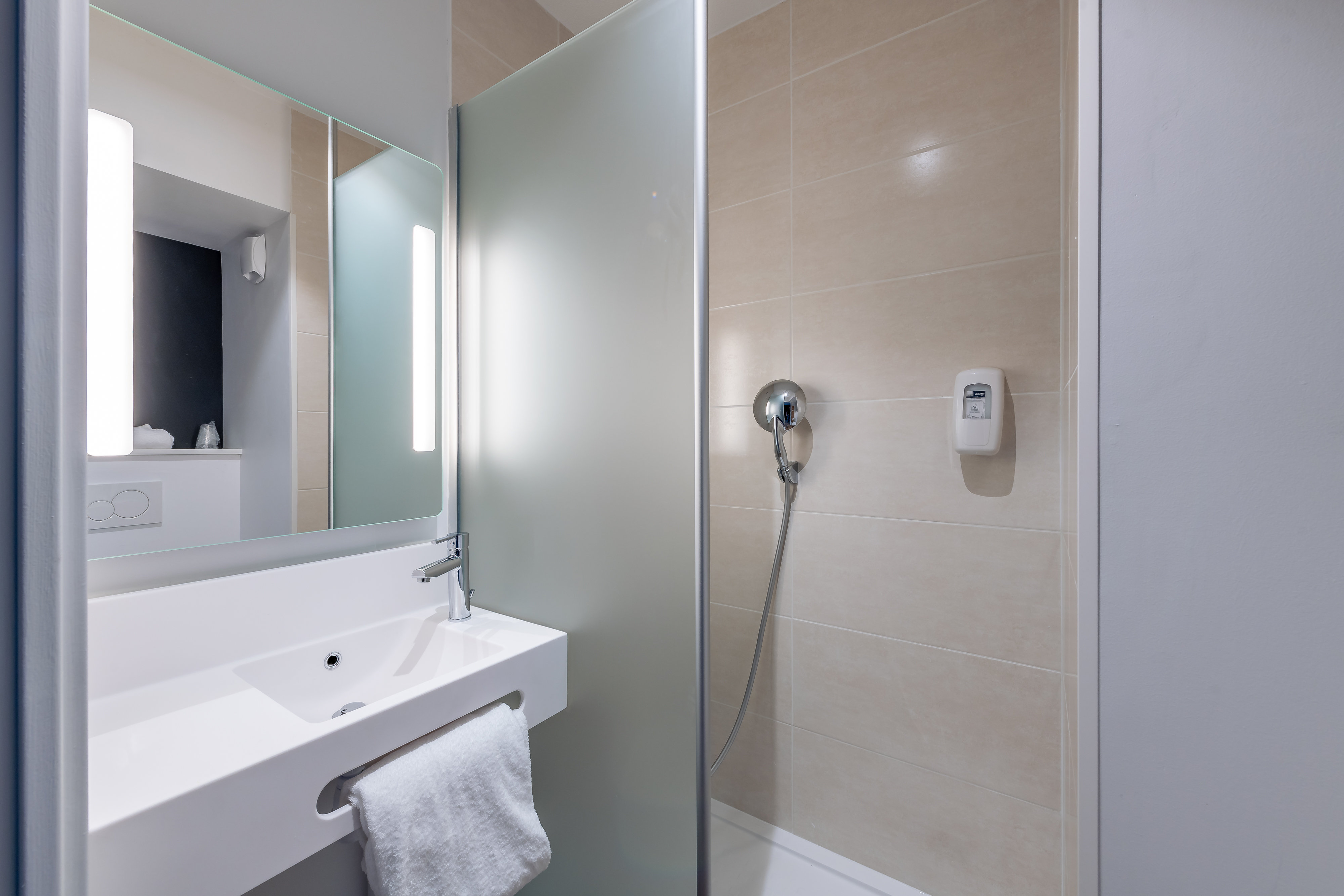B&B HOTEL OFTRINGEN-guestroom-GUEST ROOM.jpg