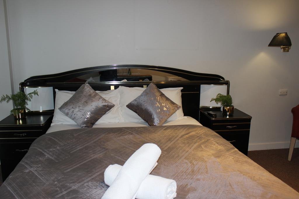 THE HUME INN MOTEL-guestroom-GUEST ROOM.jpg