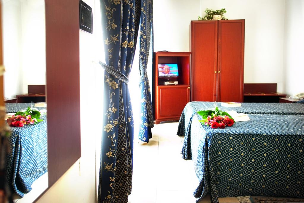 HOTEL LEONARDO-guestroom-GUEST ROOM.jpg