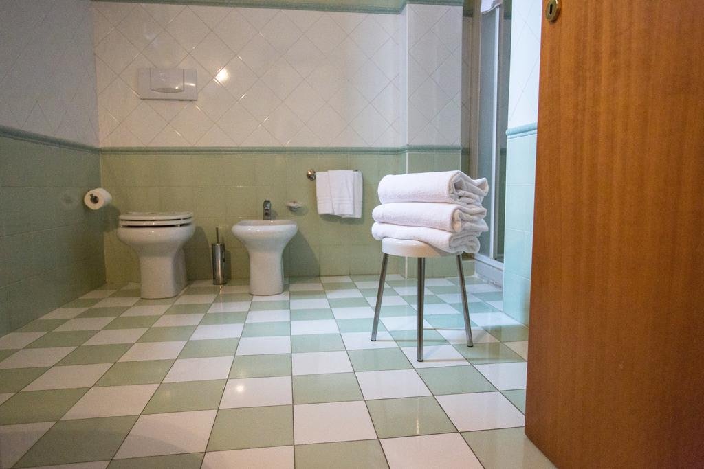 HOTEL LEONARDO-guestroom-GUEST BATHROOM.jpg