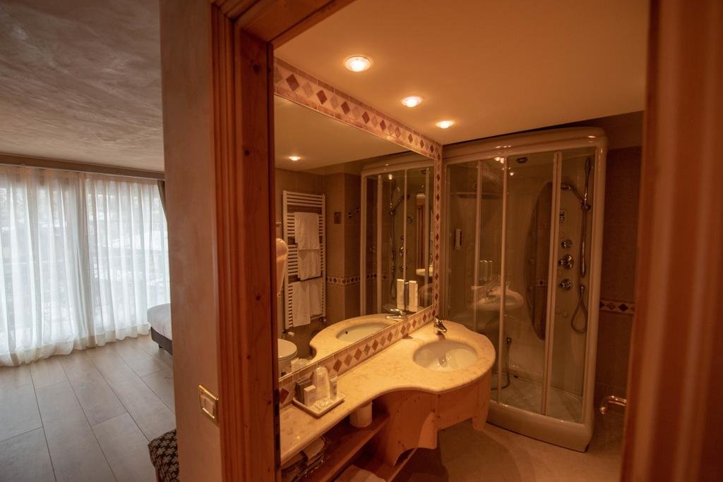 HOTEL SAN LORENZO - BORMIO-guestroom-GUEST BATHROOM.jpg