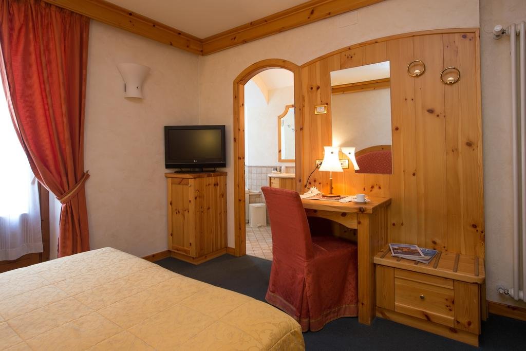 HOTEL SAN LORENZO - BORMIO-guestroom-GUEST ROOM.jpg