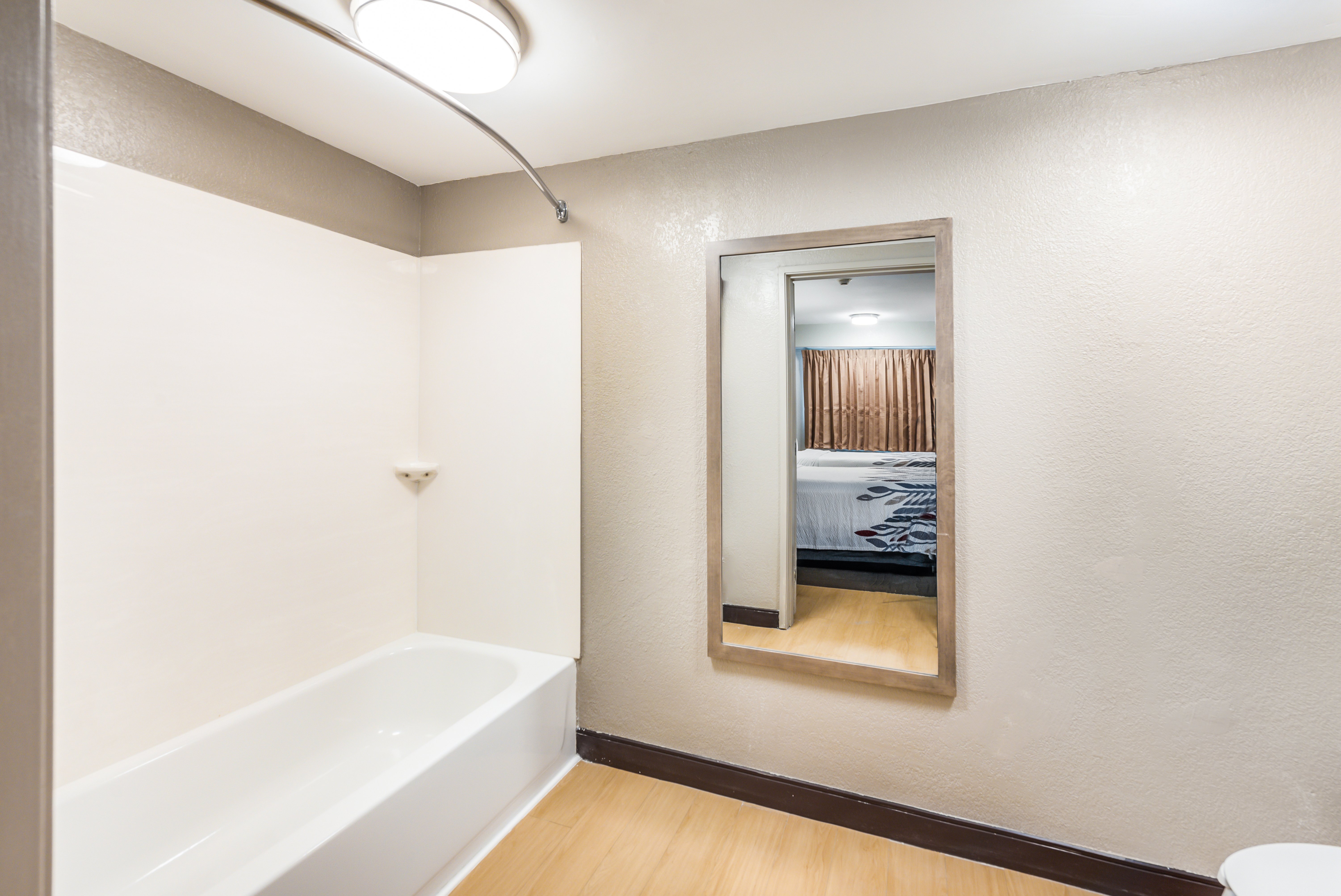 RED ROOF DAYTON SOUTH - MIAMISBURG-guestroom-Deluxe Full Beds Bath.jpg