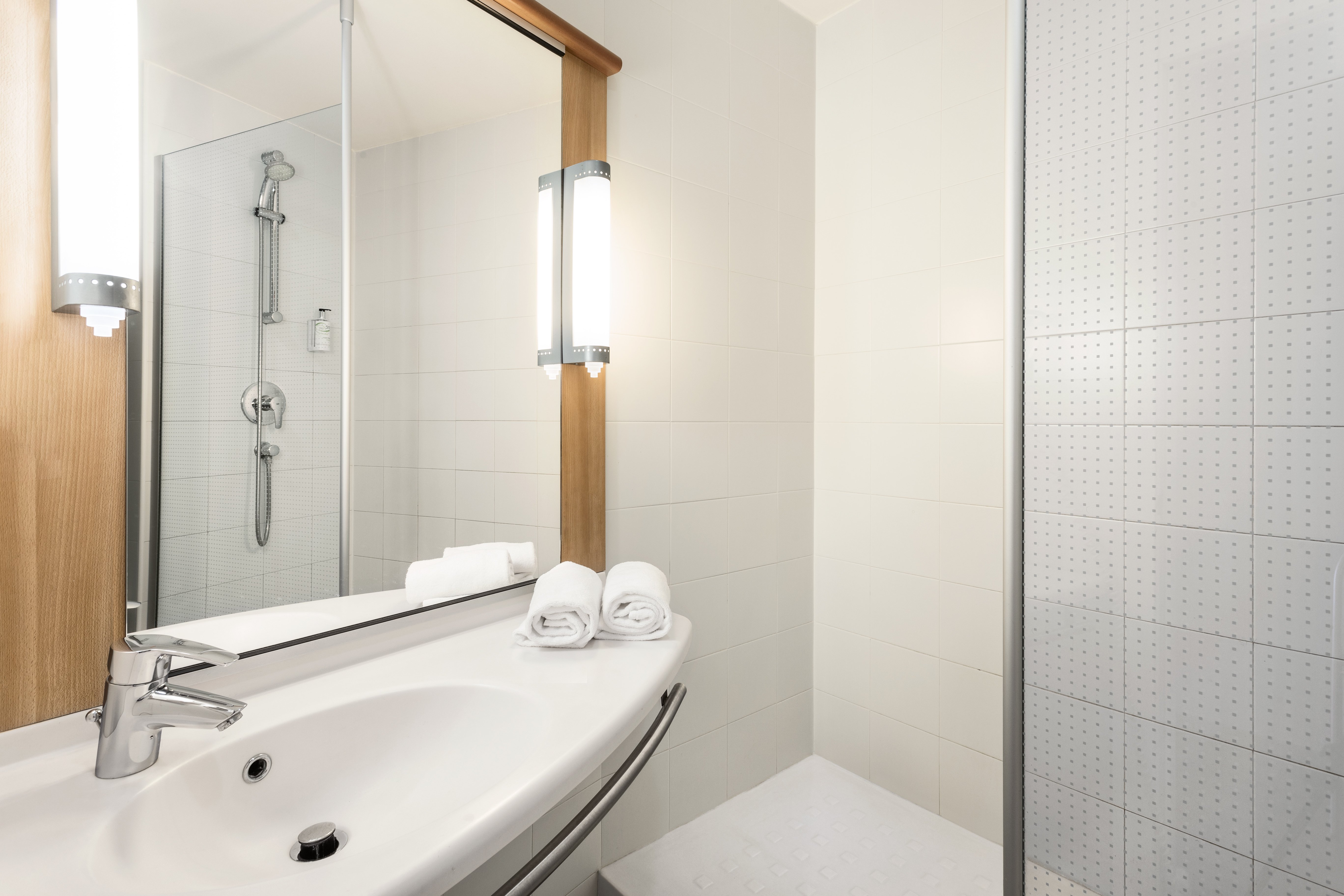 B&B HOTEL BARCELONA MATARO-guestroom-BATHROOM.jpg