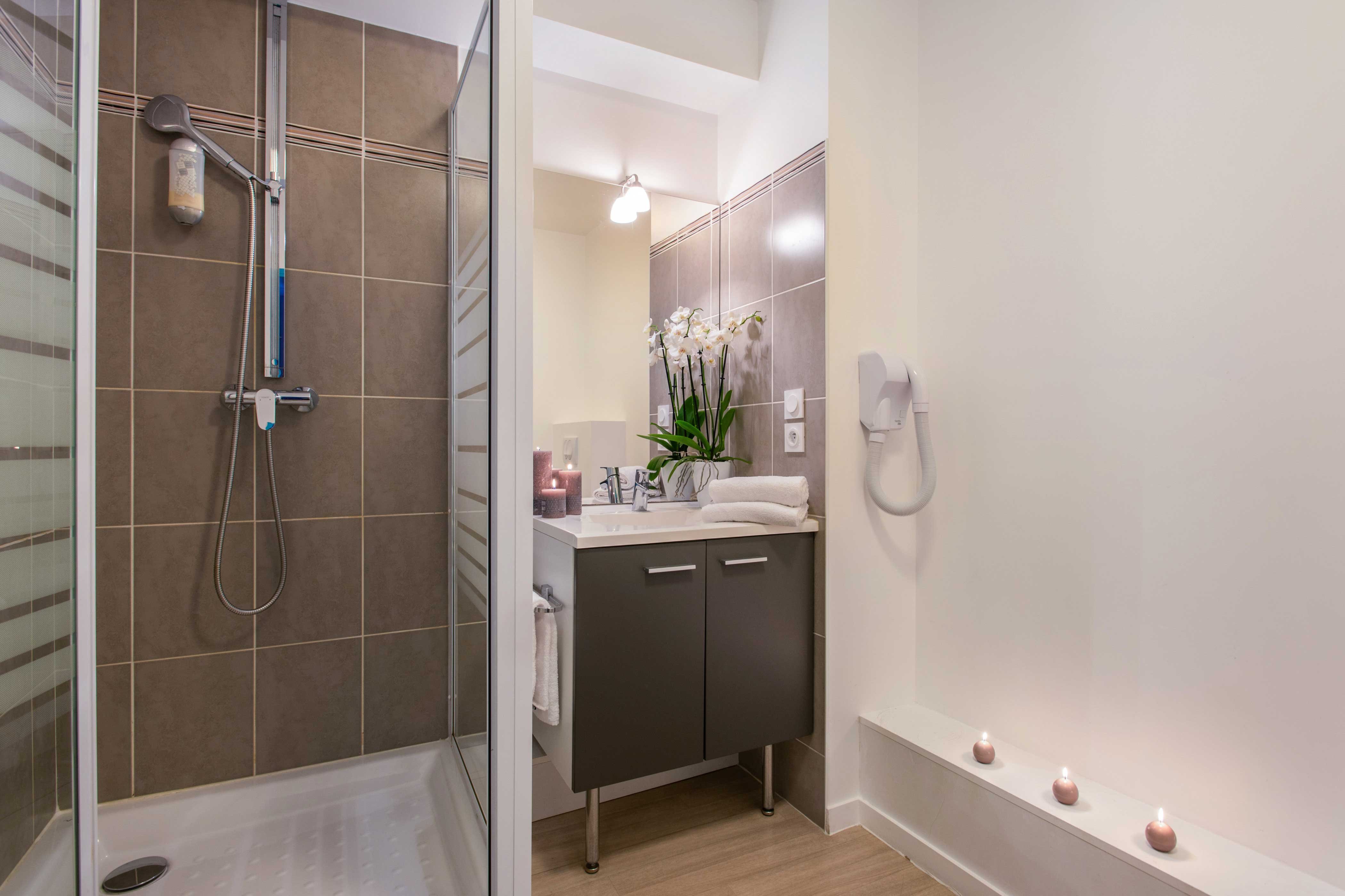 APPARTCITY VANNES-guestroom-T1DB - Double Studio - Bathroom Shower.jpg