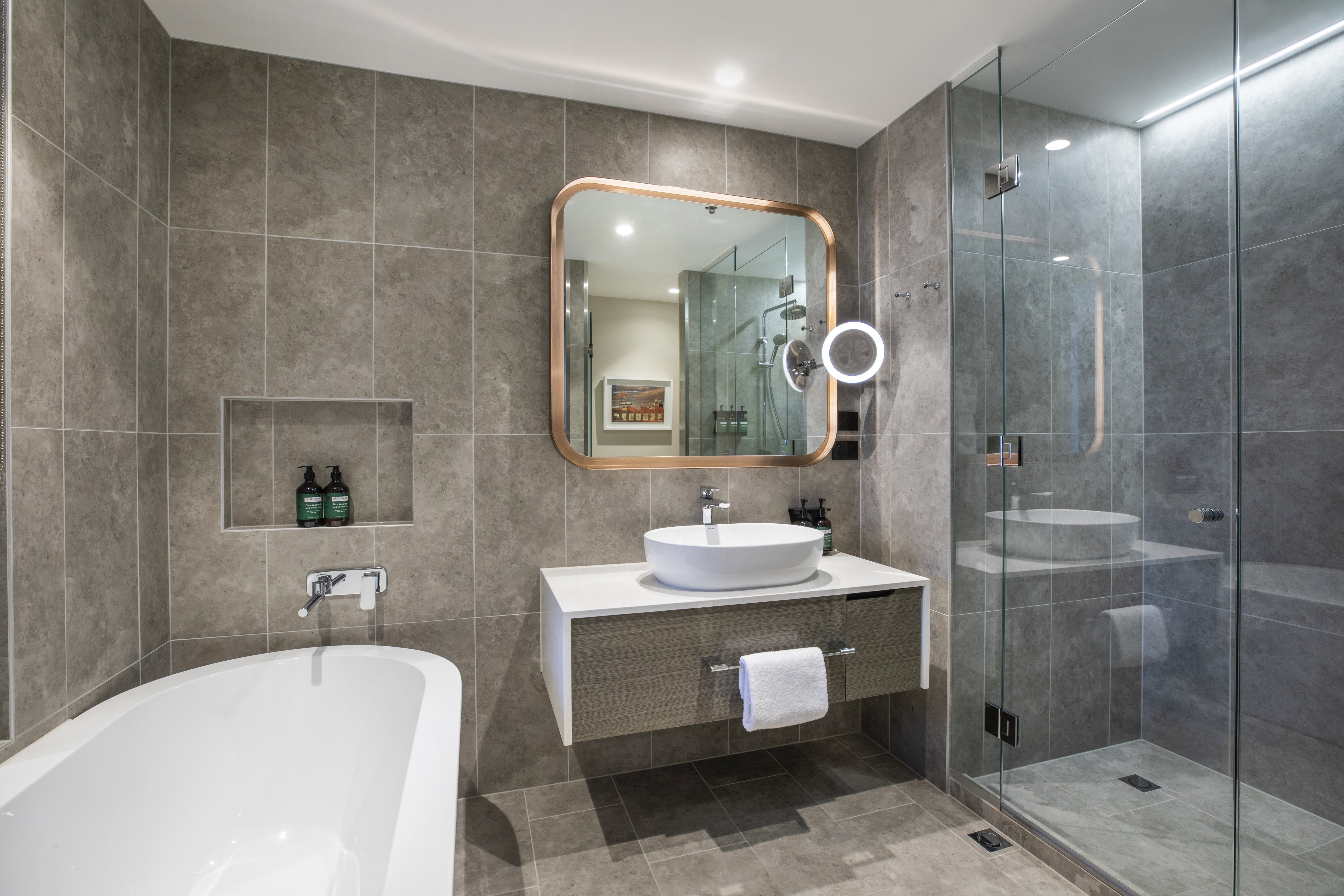 CROWNE PLAZA MELBOURNE BY IHG-guestroom-Guest Bathroom.jpg