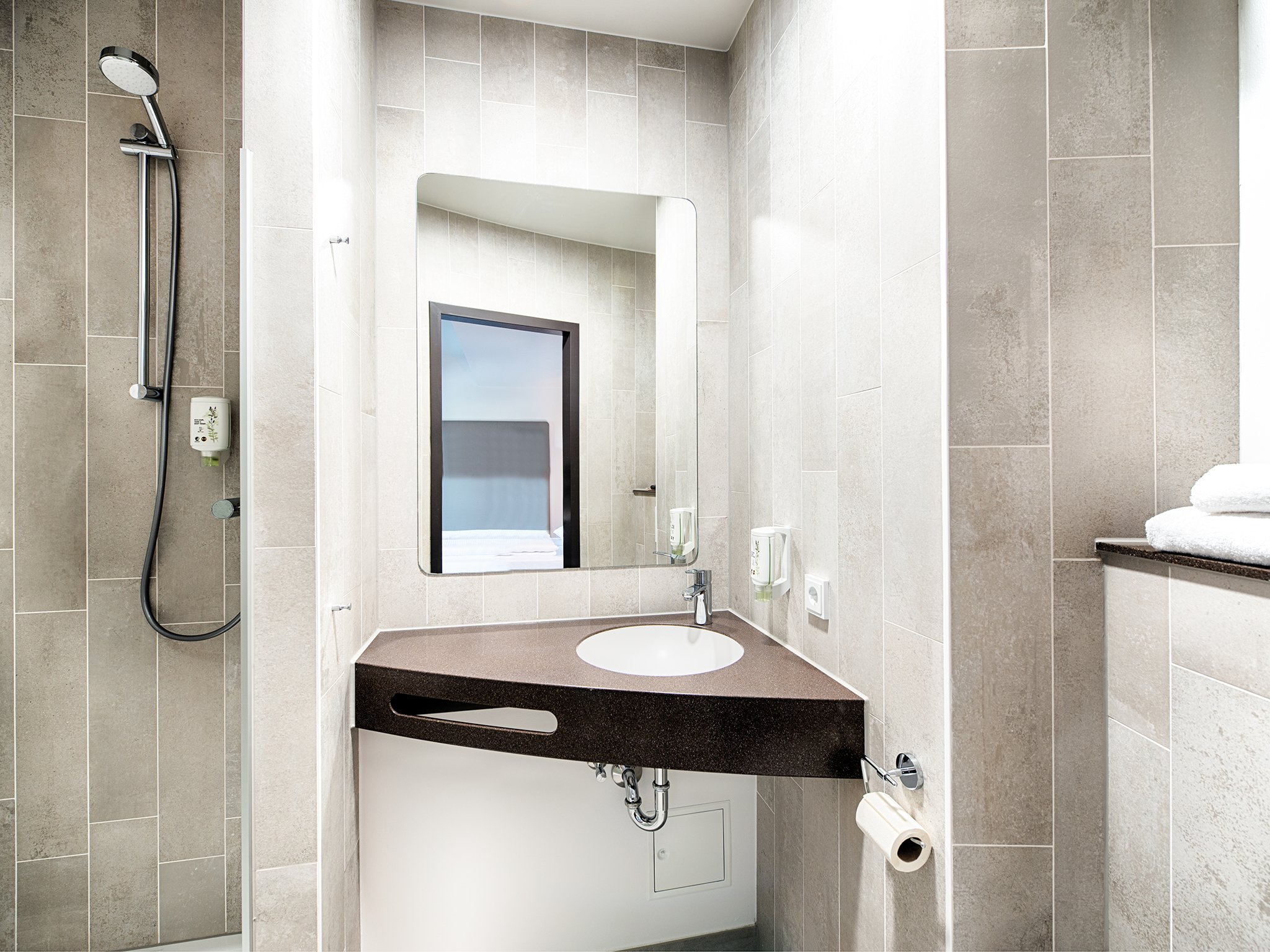 B&B HOTEL STUTTGART-NECKARHAFEN-guestroom-GUEST ROOM BATH.jpg