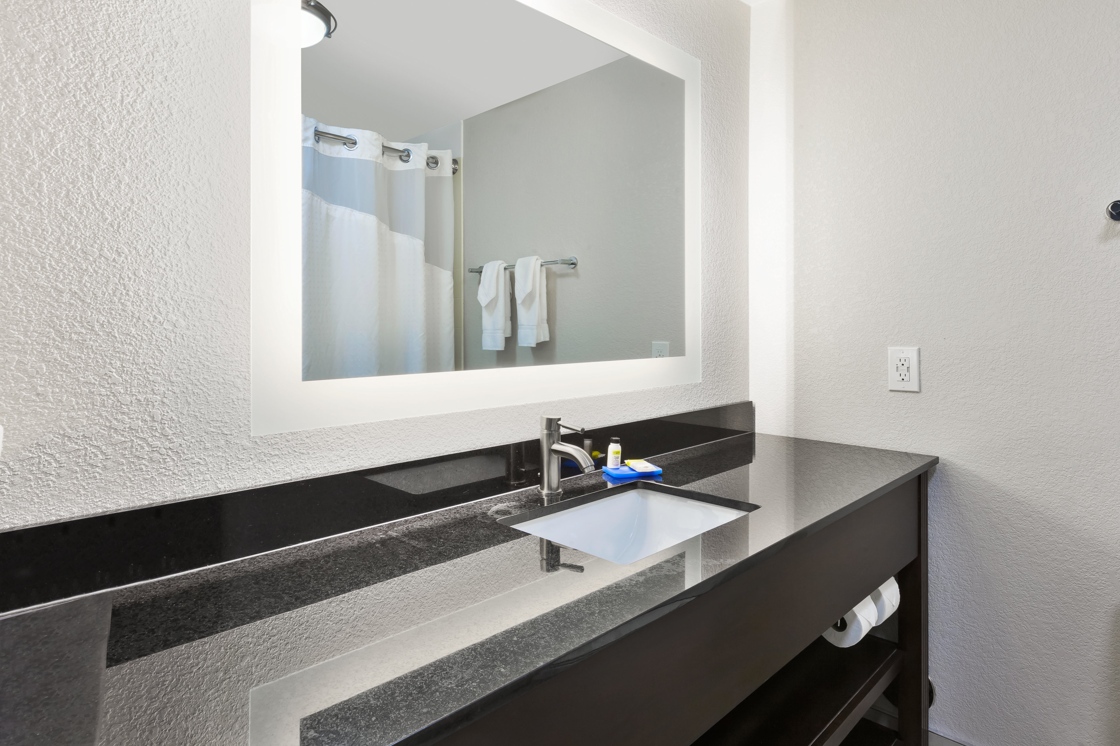 HOLIDAY INN EXP CHILLICOTHE E BY IH-guestroom-Guest Bathroom.jpg