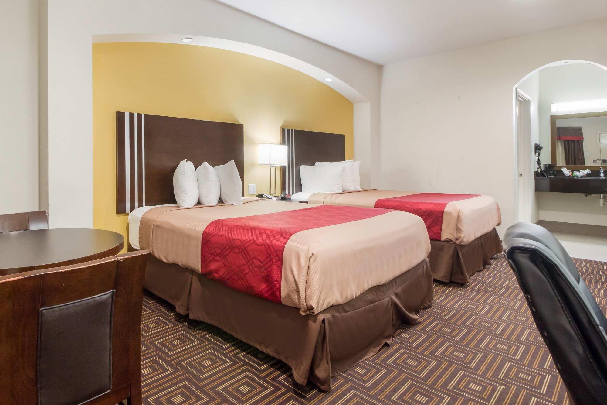 SCOTTISH INNS AND SUITES-guestroom-STXSG Queens.jpg