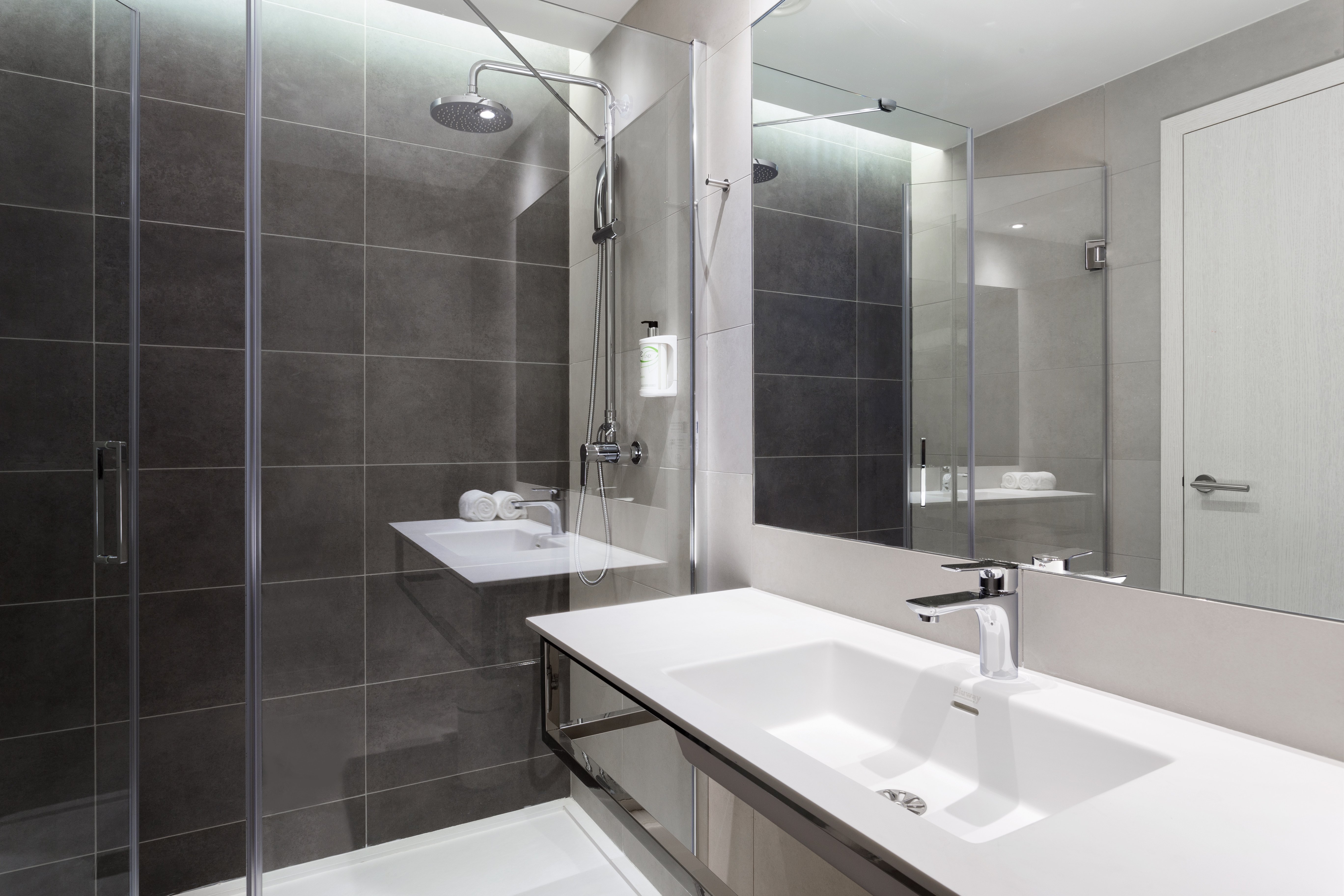 B&B HOTEL LISBOA MONTIJO-guestroom-Bathroom.jpg