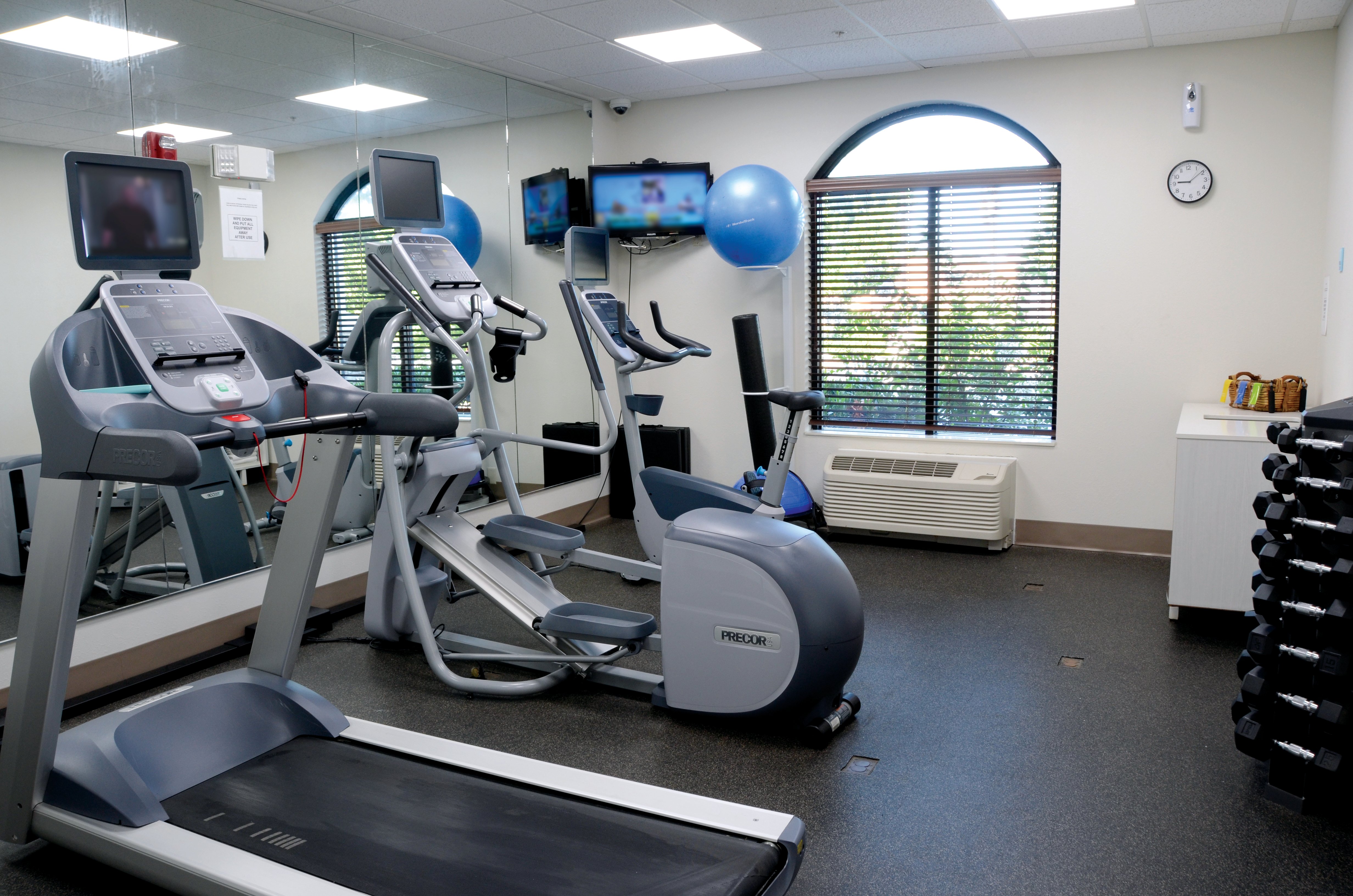 24/7 complimentary fully-equipped fitness center